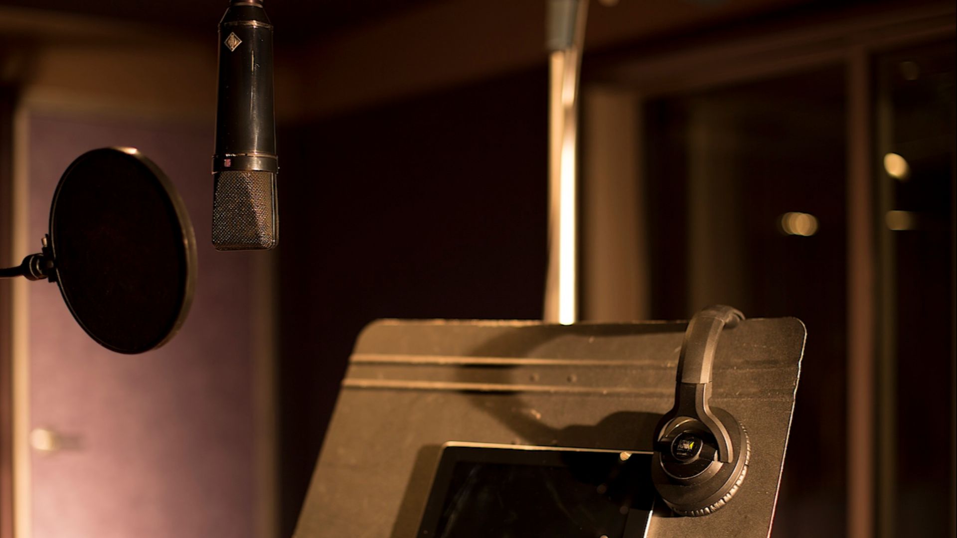File:Microphone stand at Audio Mix House, Studio B (13430491904).jpg
