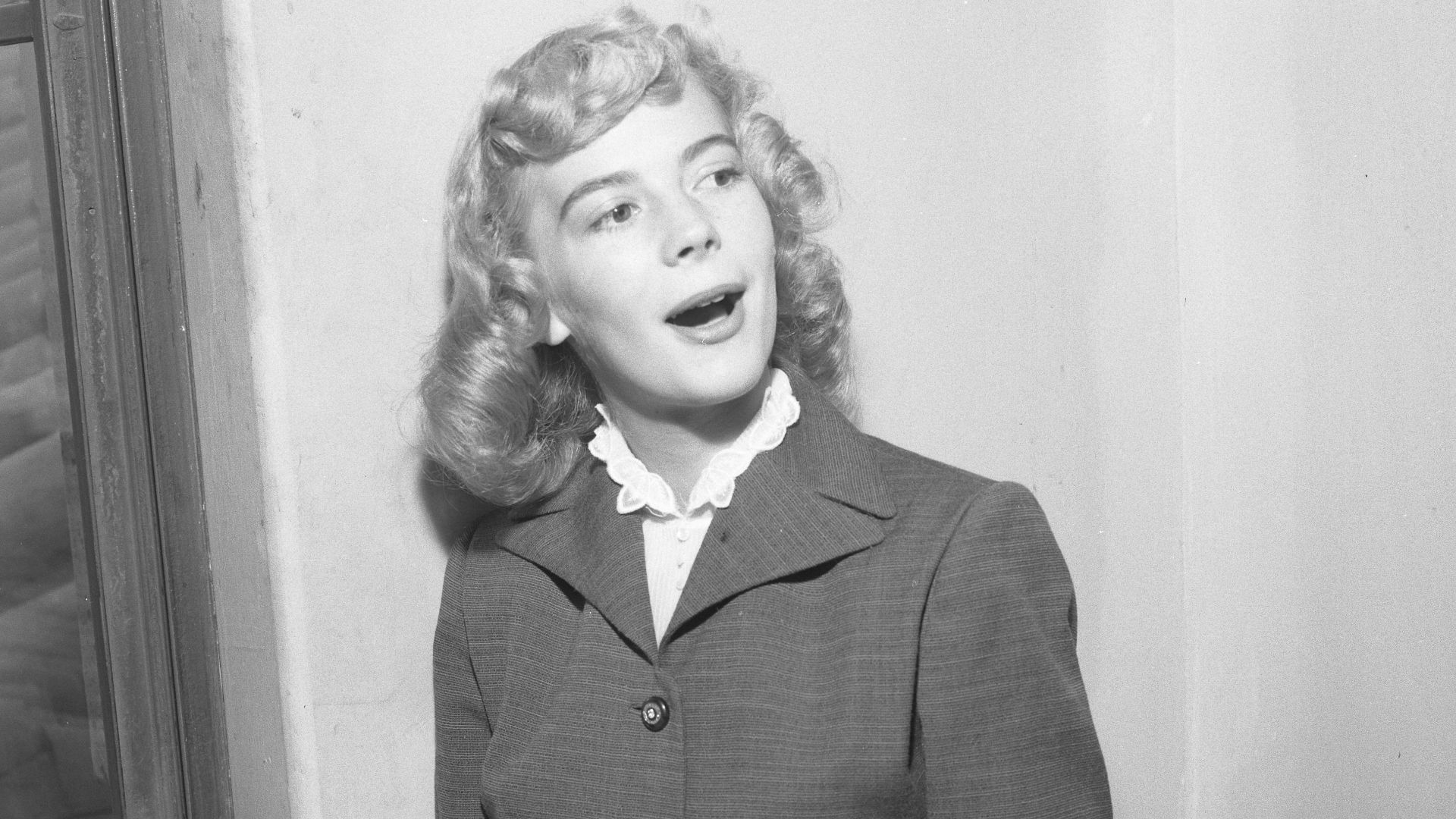 File:Natalie Wood reviewing contract approval.jpg