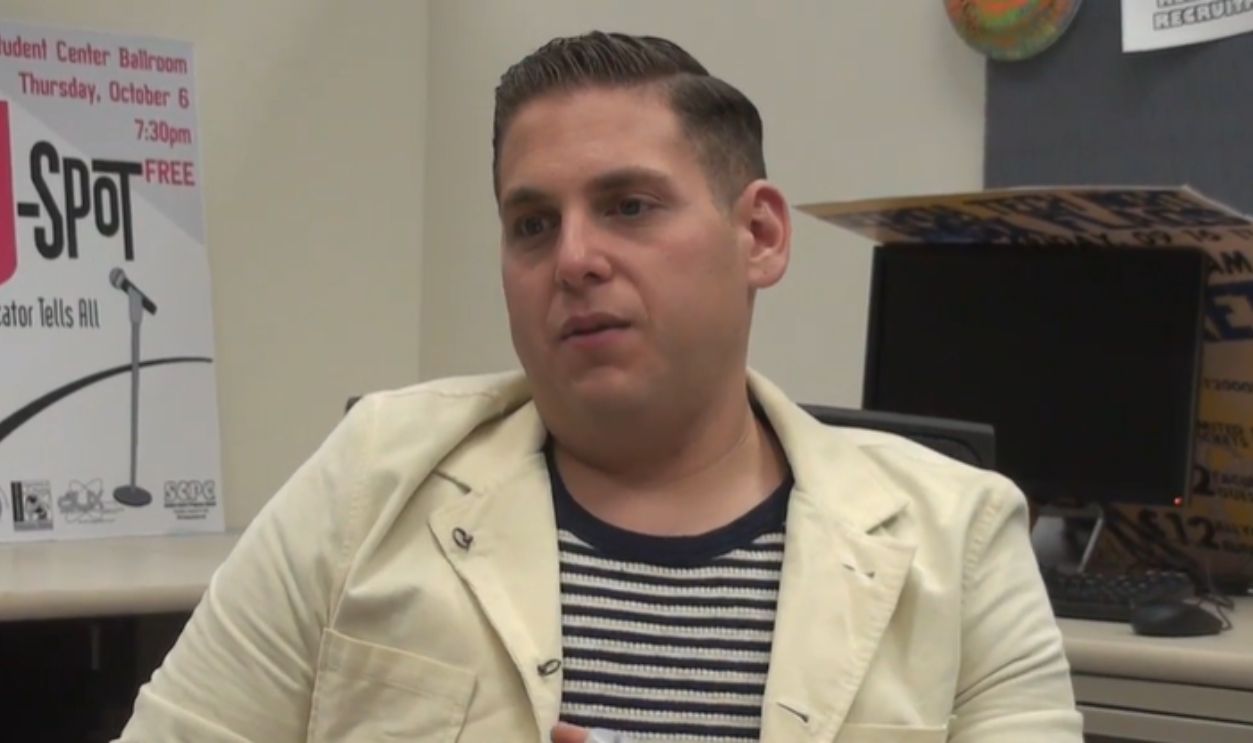 Screenshot from Le Grand Journal (2016)