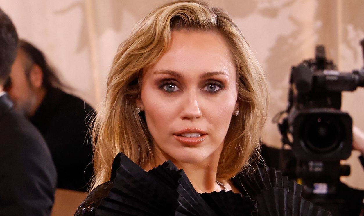 2255827809 Miley Cyrus - Intro