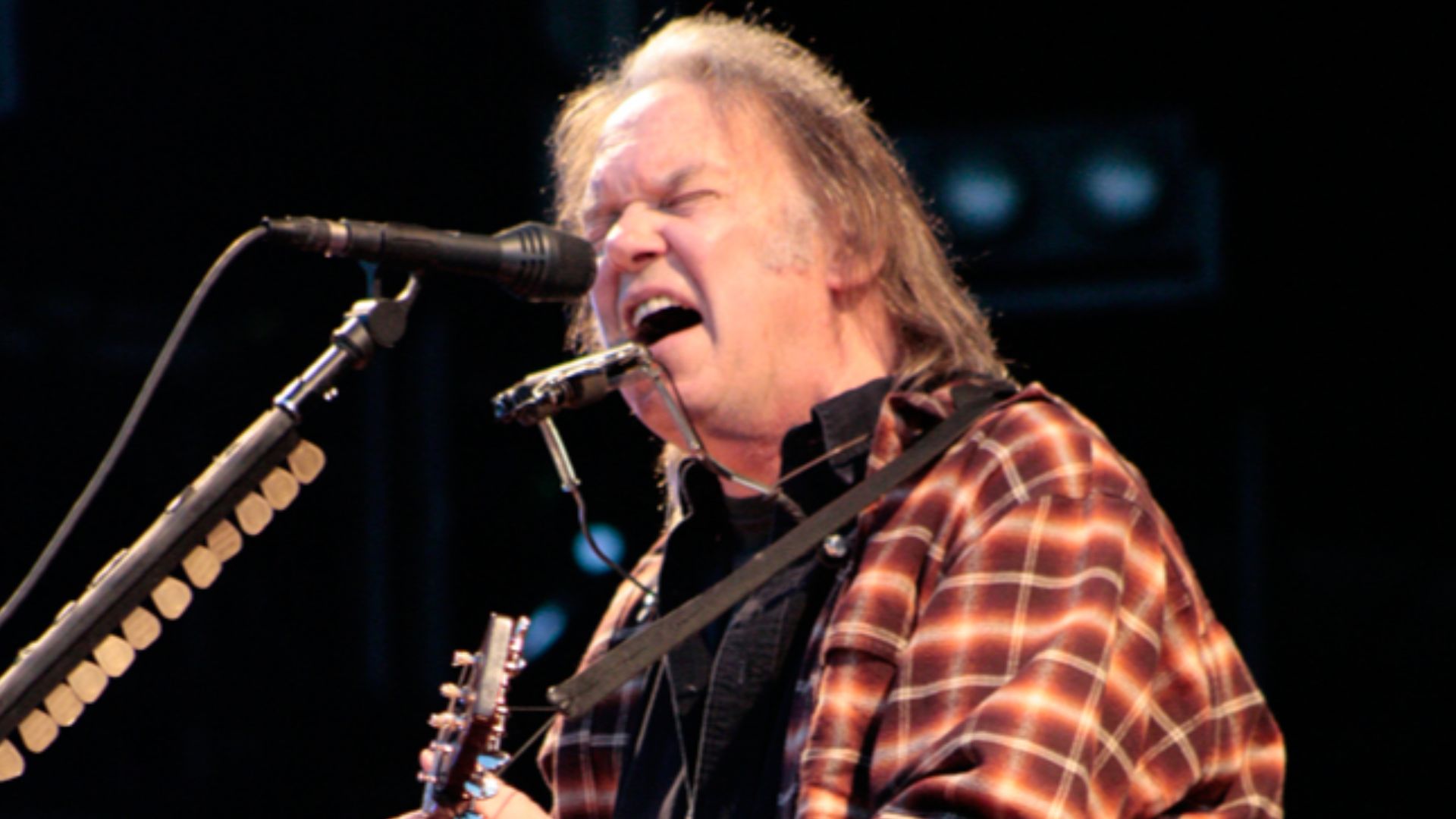 File:Neil Young 2009.jpg