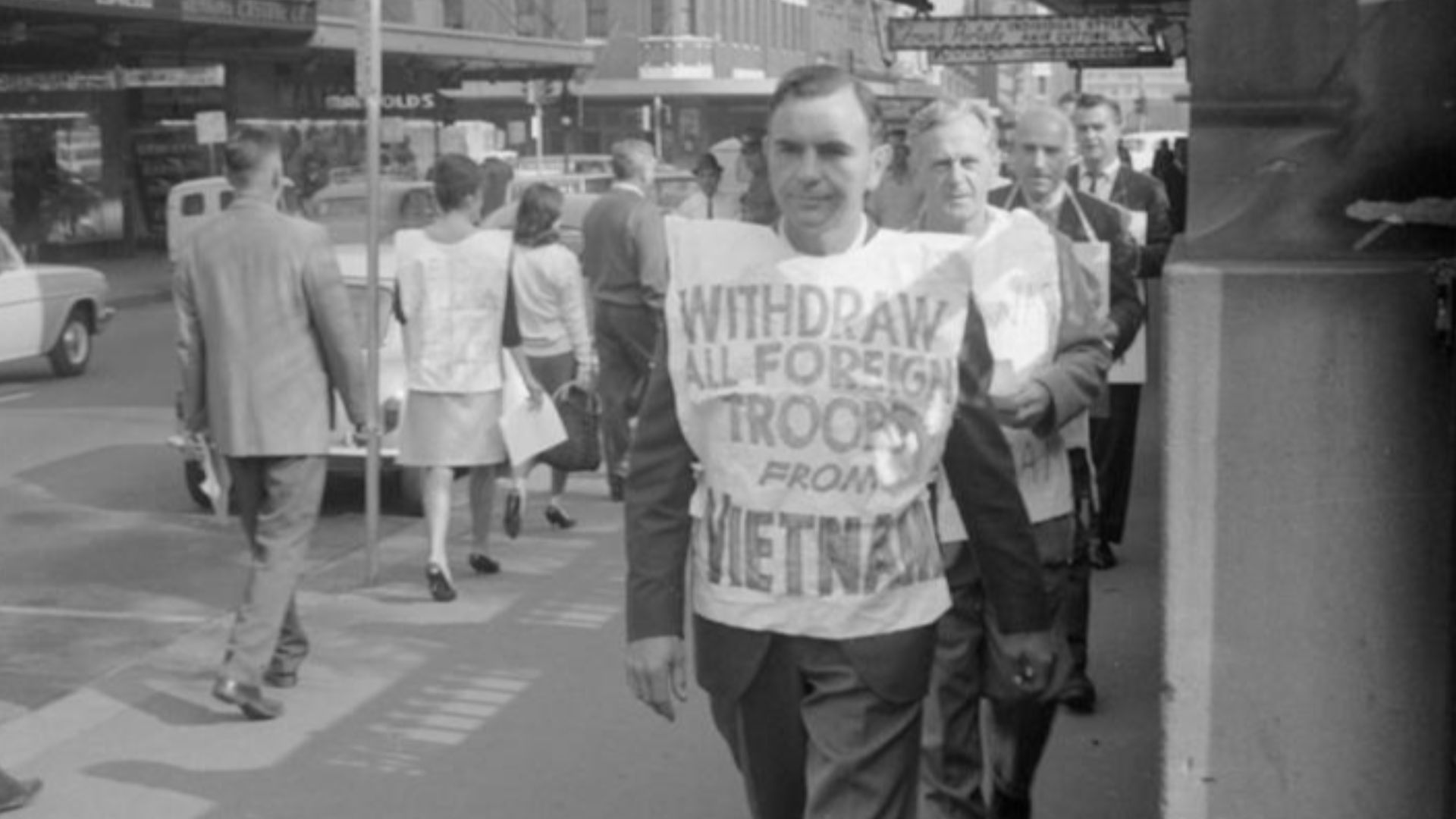 File:Anti-Vietnam War Demonstrations (including Australia's first sit down demonstration) and protests outside Central Police Court, Liverpool St, Sydney, NSW 23.jpg