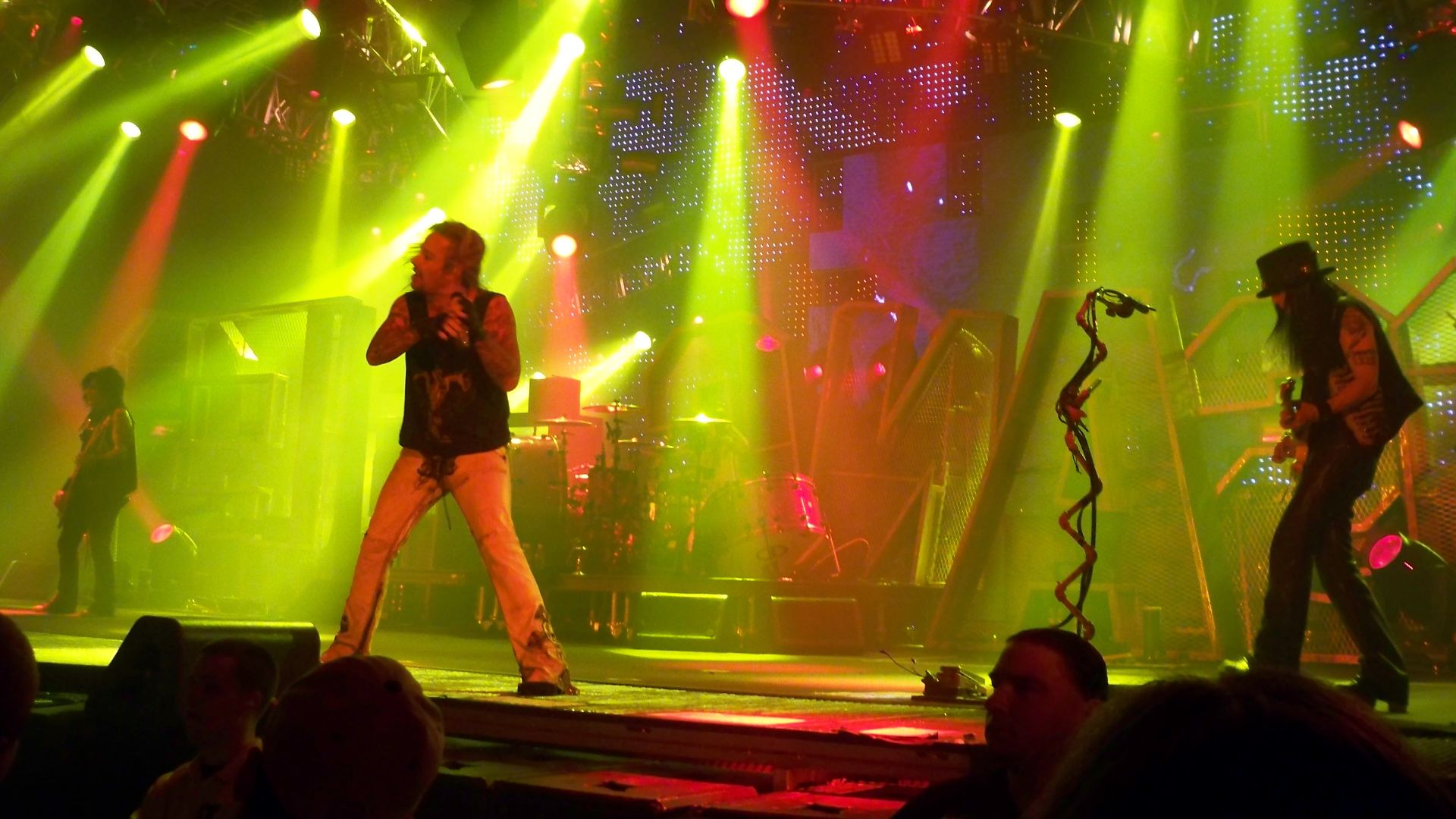 File:Mötley Crüe - Erie, PA.jpg