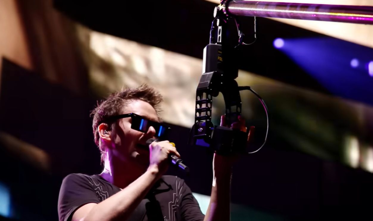  Screenshot from Muse – Madness, Warner Bros. Records (2012)