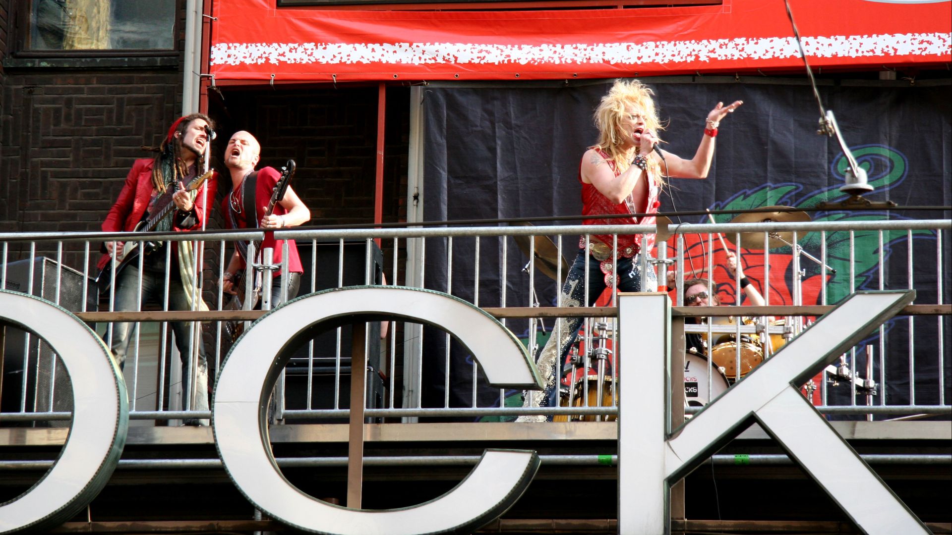 File:Hanoi Rocks Stockmann 02.jpg