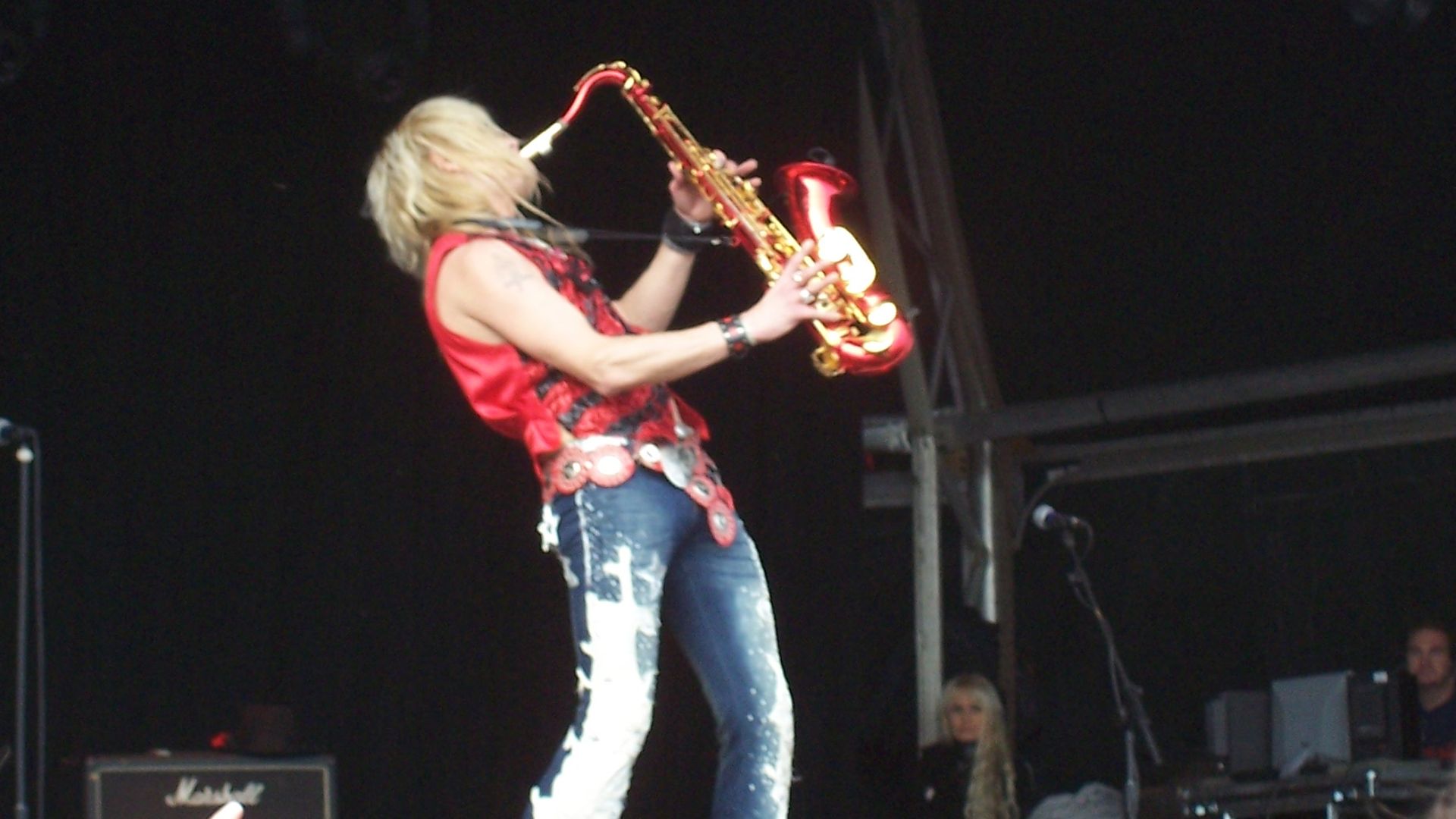 File:Michael Monroe of Hanoi Rocks playing sax September 05.jpg