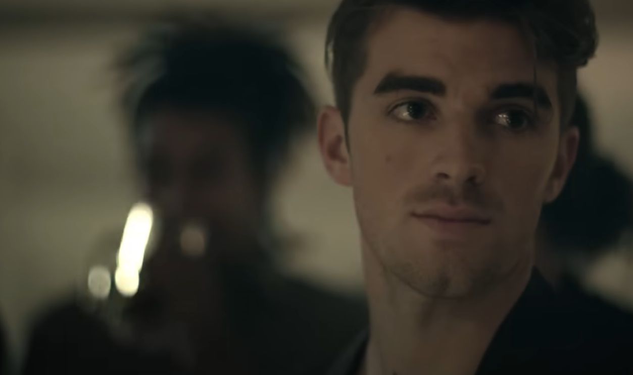 Screenshot from Closer (2016)