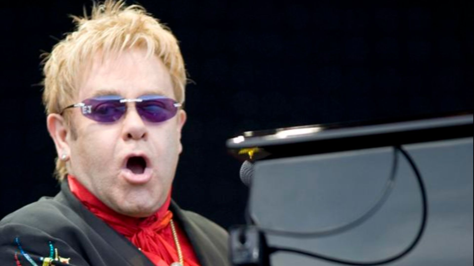 File:Elton John performing, 2008 2.jpg