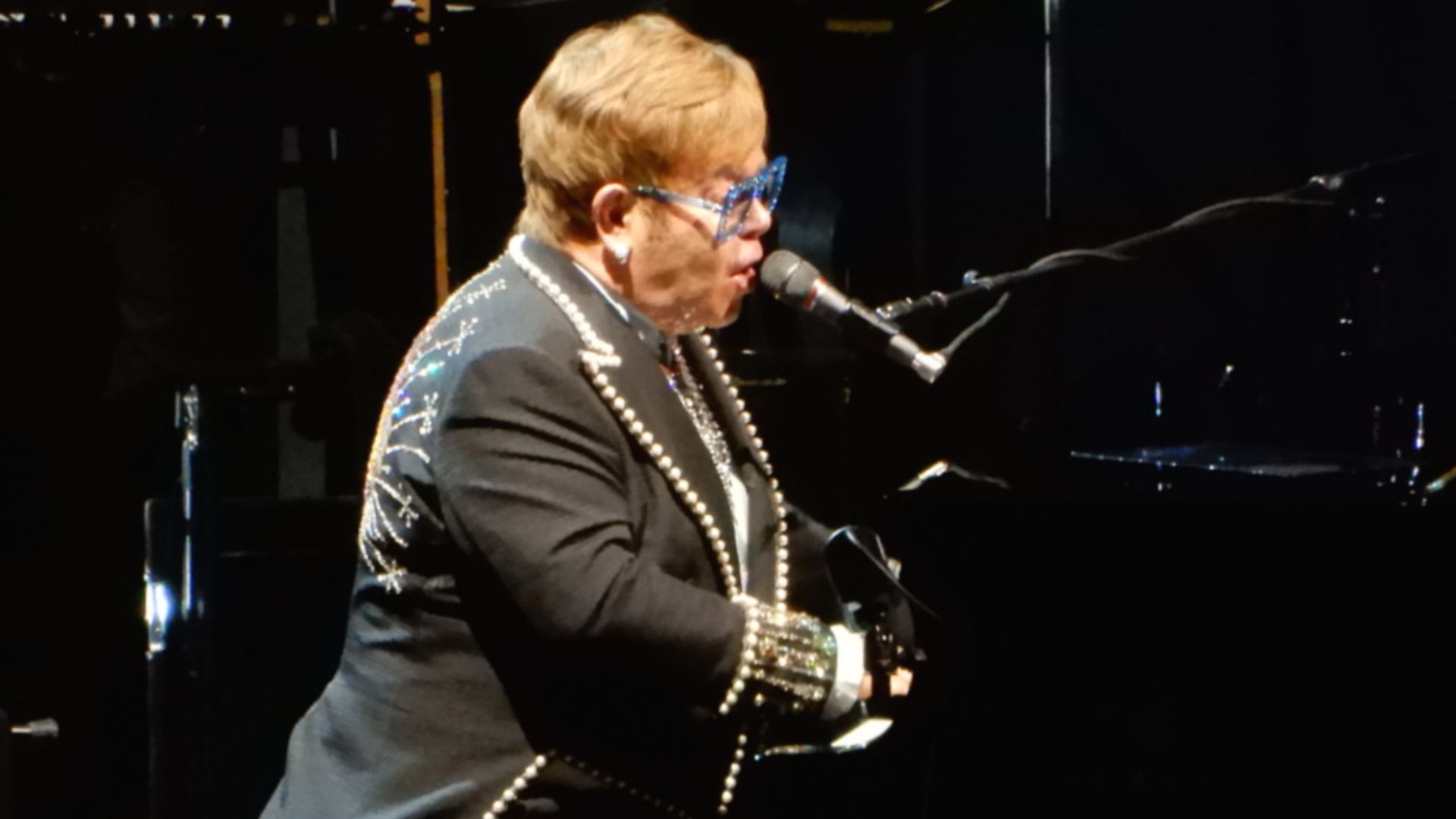 File:Elton John During His Farewell Yellow Brick Road World Tour (43974925170).jpg