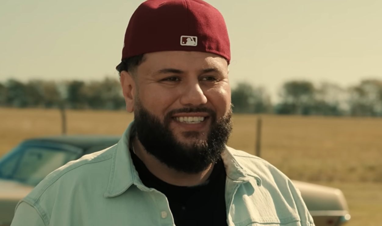 Screenshot from Mo (2022–2025)