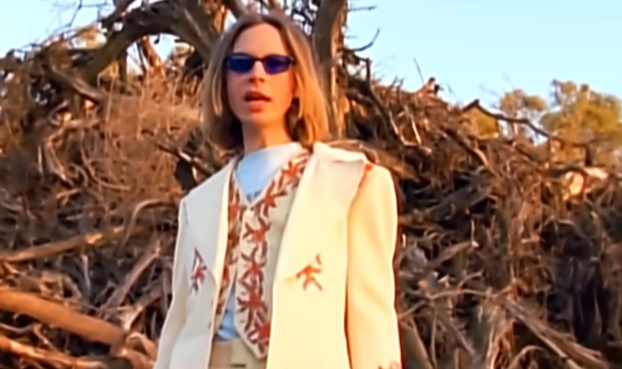 Screenshot from Loser (1993)