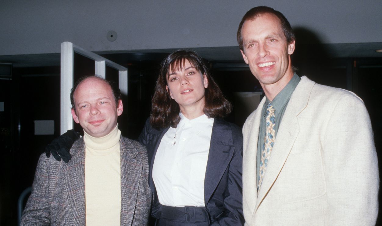 Actors Keith Carradine and Wallace Shawn and date Linda Fiorentino attending the premiere of The Moderns on April 7, 1988 at Lincoln Center in New York City, New York. 