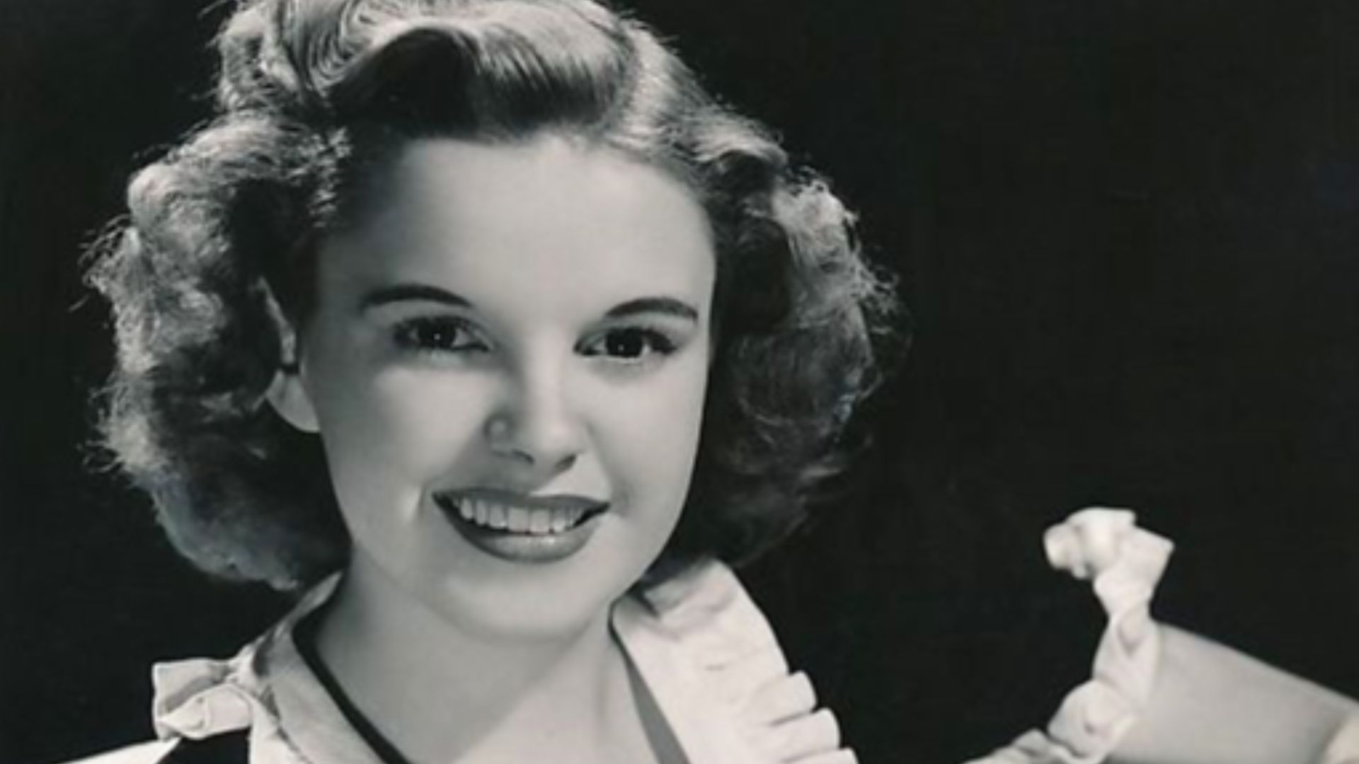 File:Judy Garland publicity photo 1939.jpg