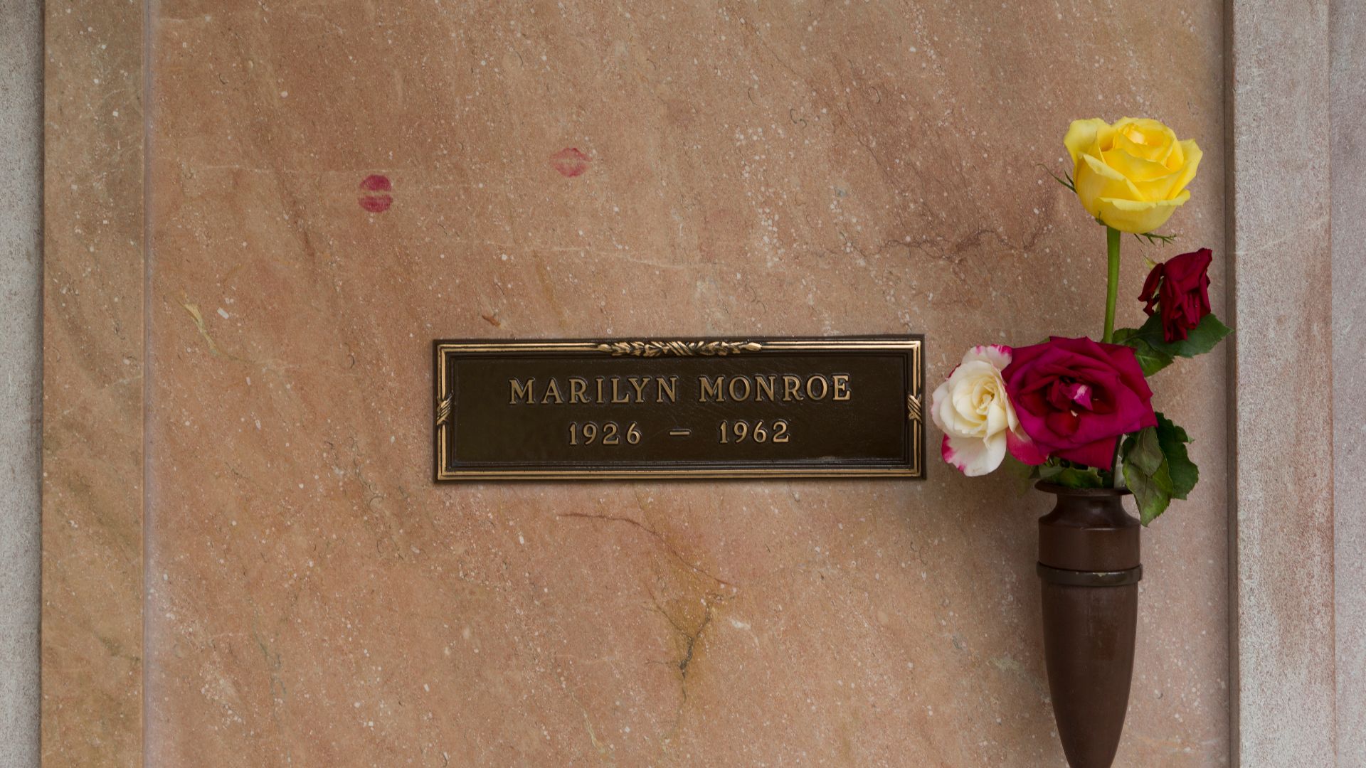 File:Grave stone of Marilyn Monroe at Pierce Brothers Westwood Village Memorial Park Cemetery, 1218 Glendon Avenue, Los Angeles, California LCCN2013632347.jpg