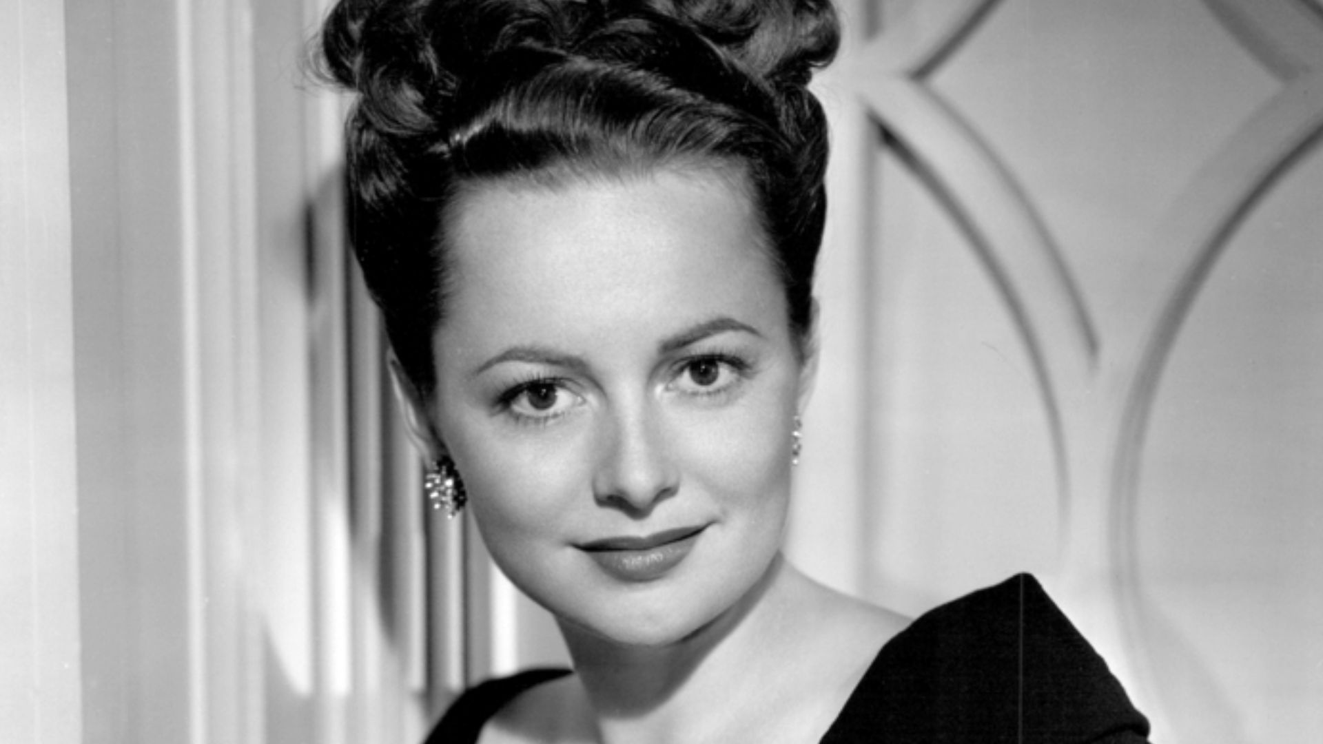 File:Olivia de Havilland publicity photo 1947.jpg