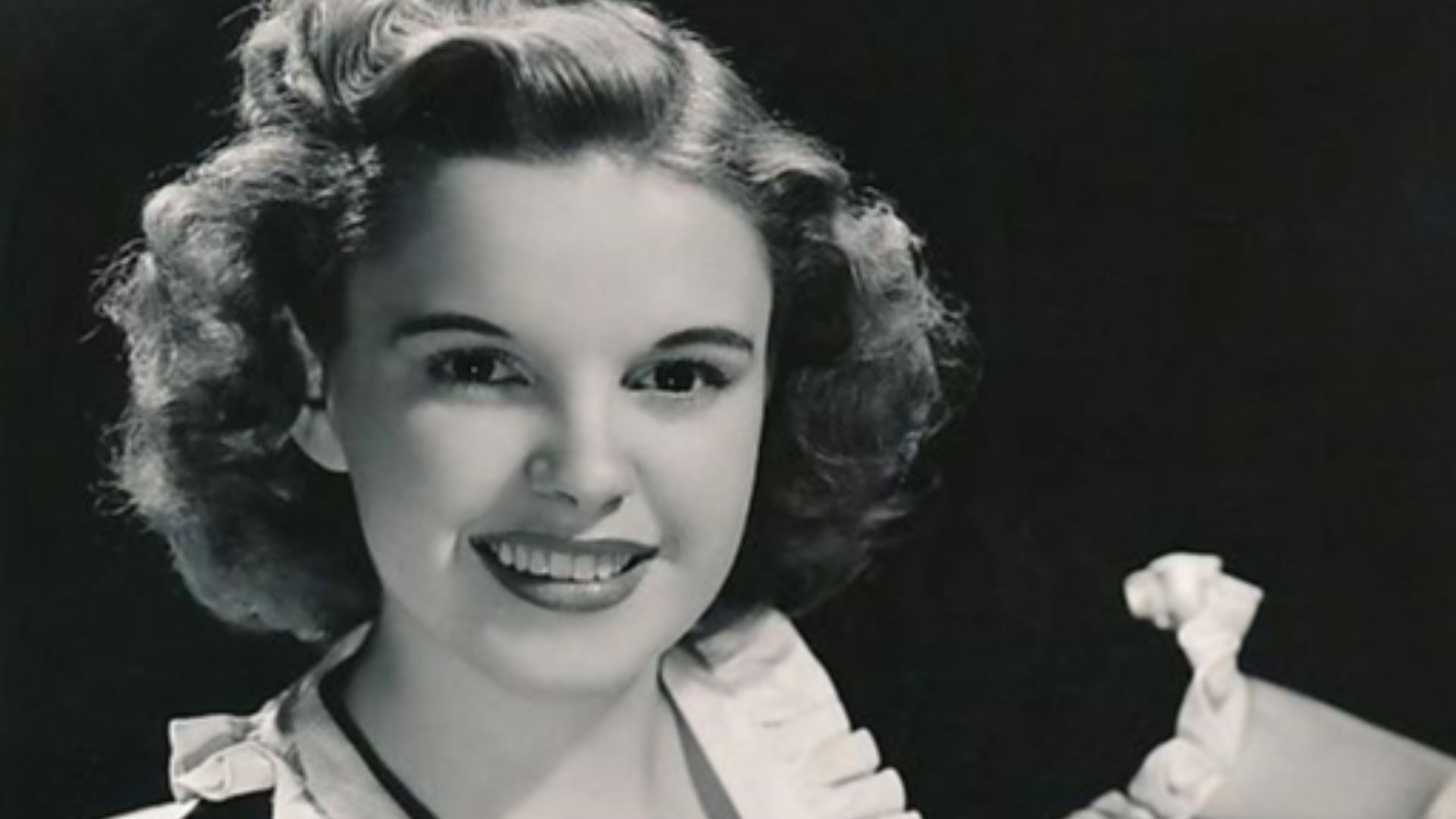 File:Judy Garland publicity photo 1939.jpg