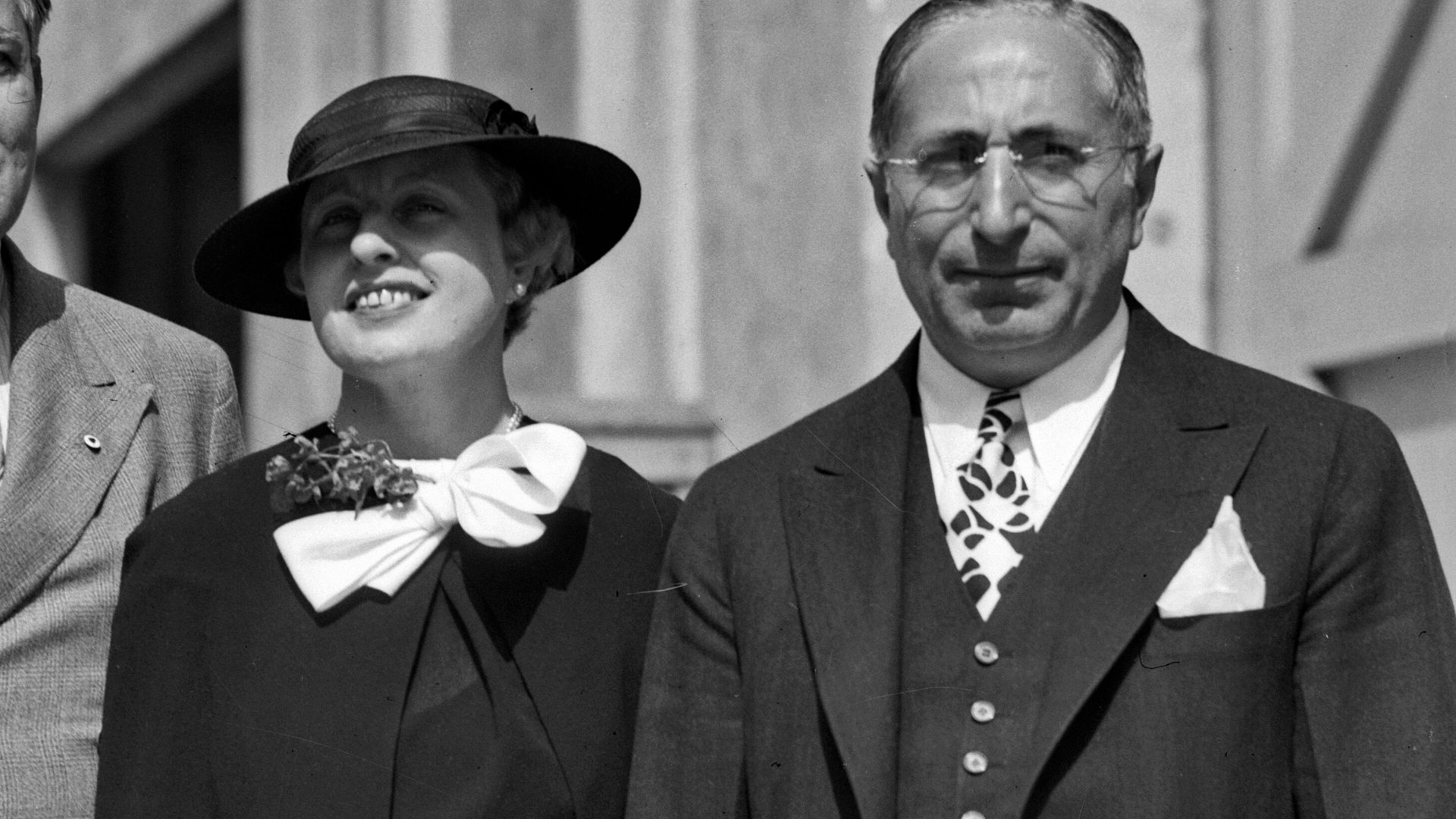 File:Jeanette MacDonald, Sultan Ibrahim of Johor, Sultana of Johor and Louis B Mayer, 1934.jpg