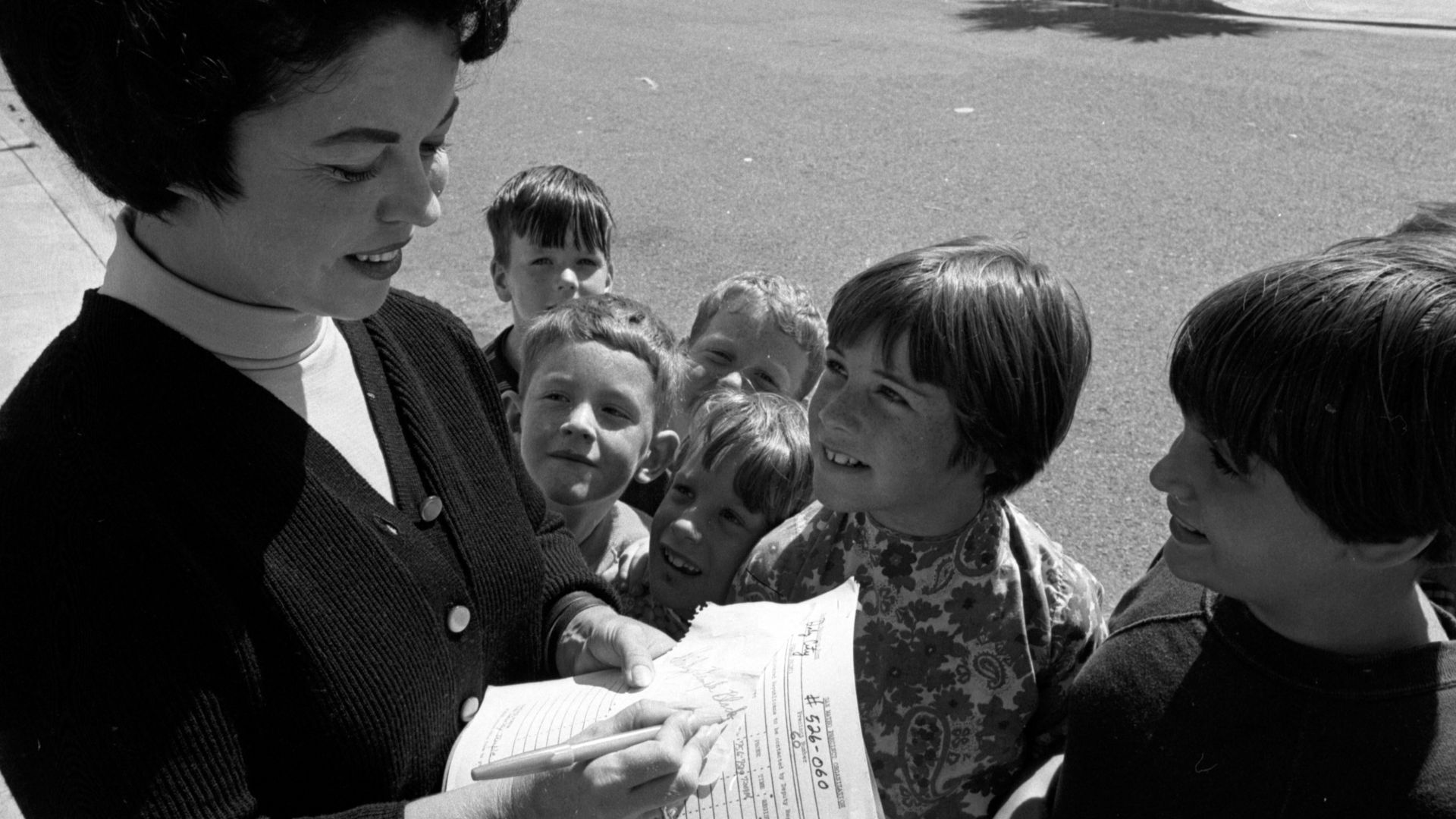 File:Shirley Temple Black signing autographs, 1967.jpg