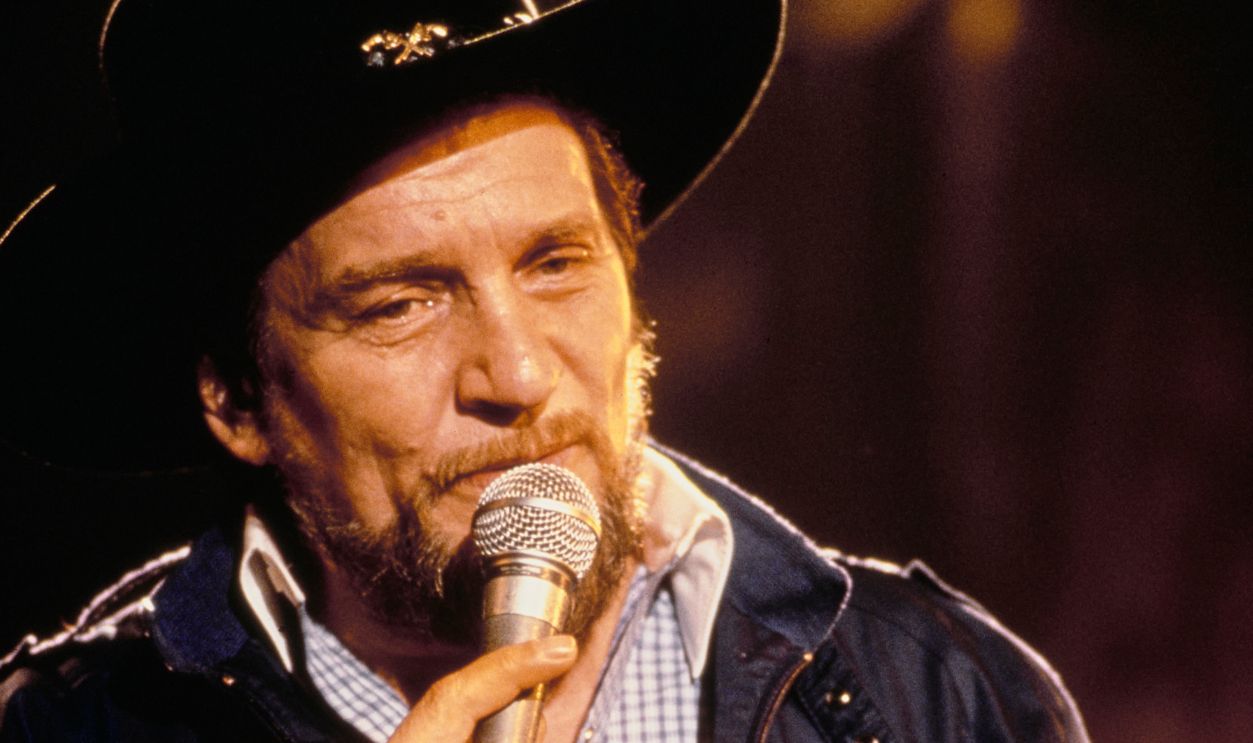 Gettyimages - 2187278050, Waylon Jennings American singer Waylon Jennings attends a tribute event for the guitar pioneer, Les Paul, circa 1985.