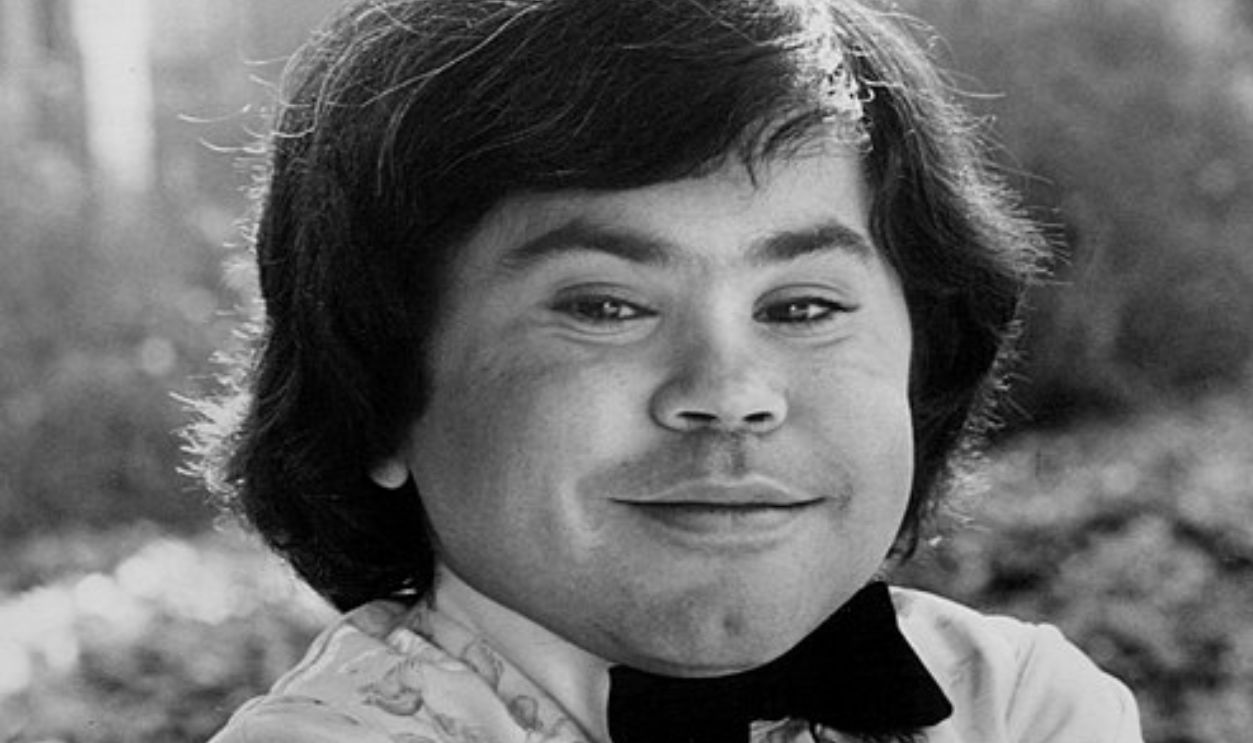 File:Herve Villechaize 1977.jpg