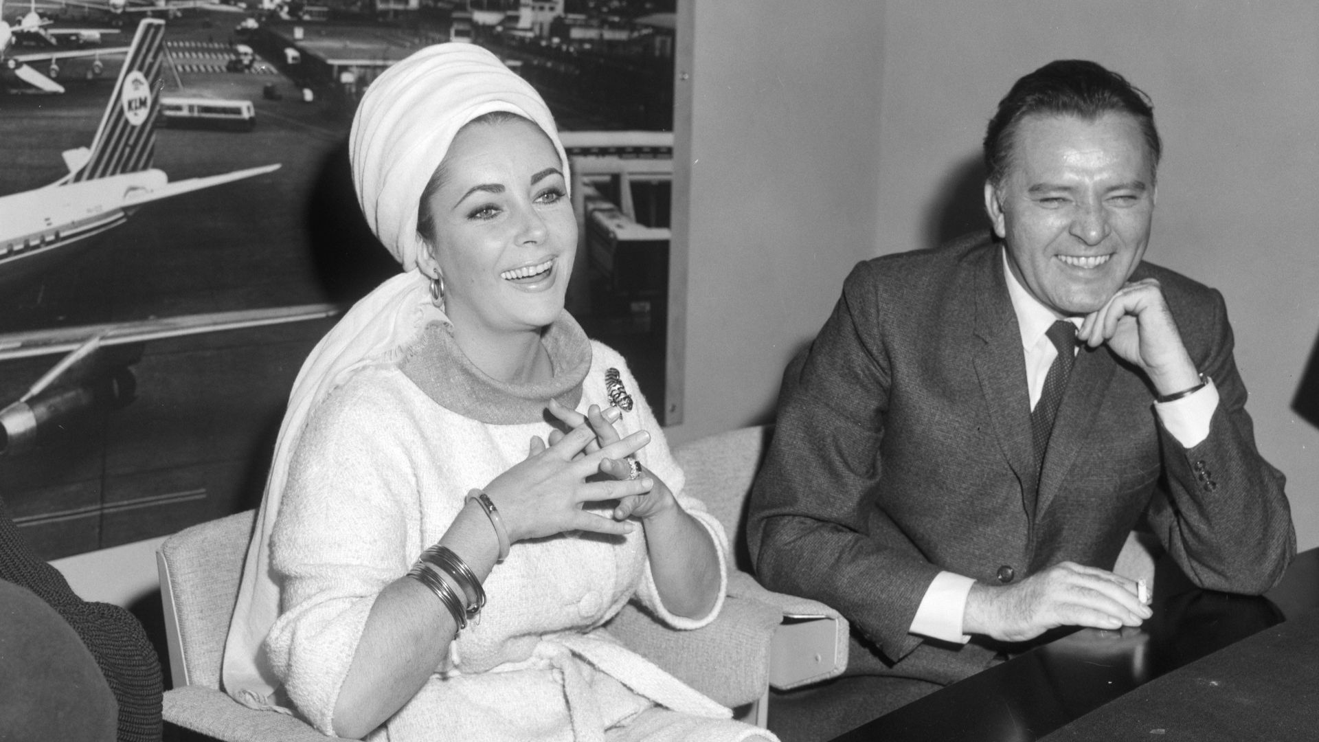 File:Liz Taylor en Richard Burton tijdens persconferentie op Schiphol betreft film , Bestanddeelnr 917-6934.jpg