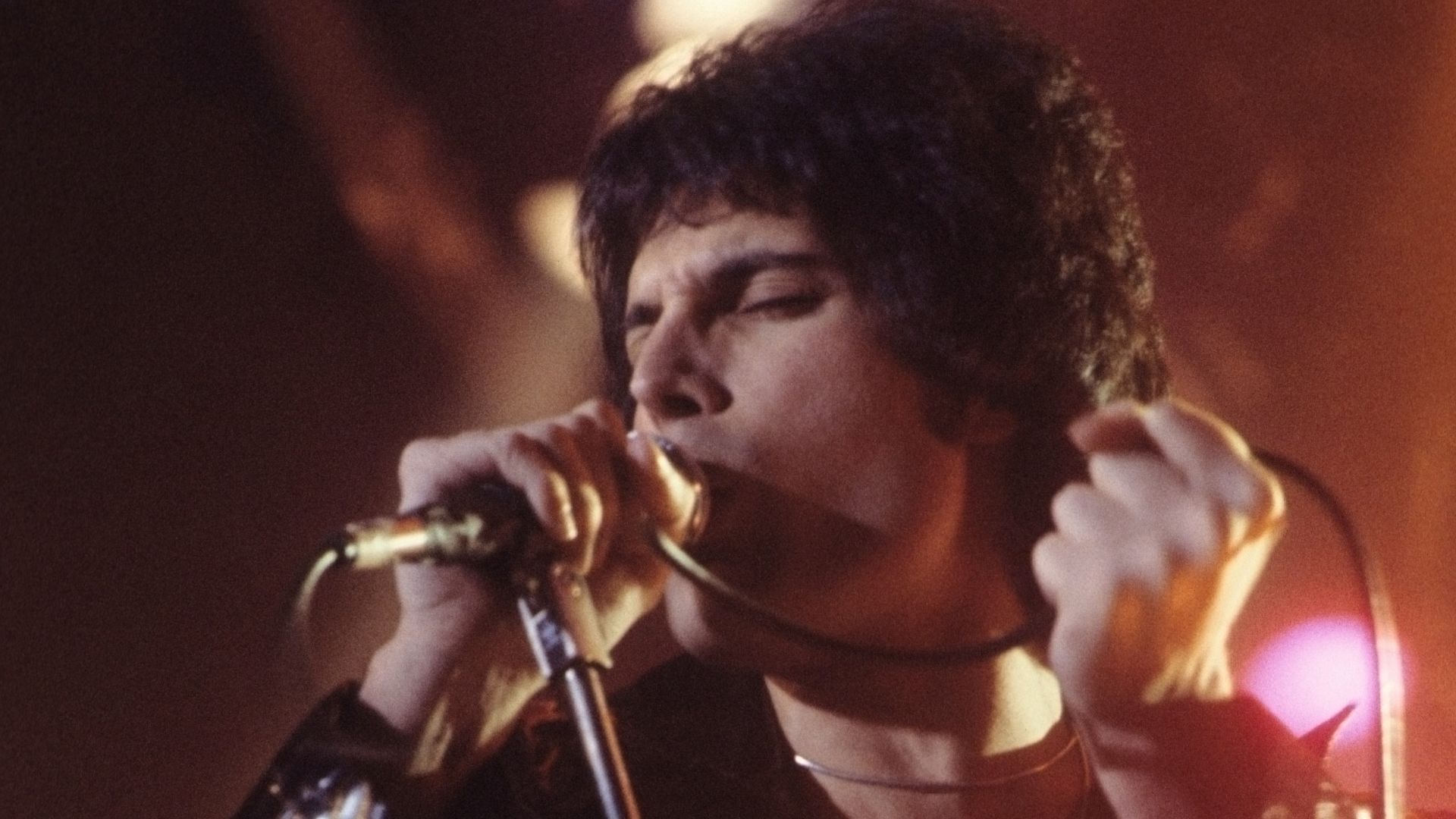 File:Freddie Mercury performing in New Haven, CT, November 1977.jpg