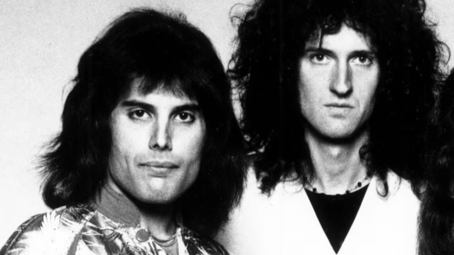 File:Queen A Night At The Opera (1975 Elektra publicity photo 02).jpg