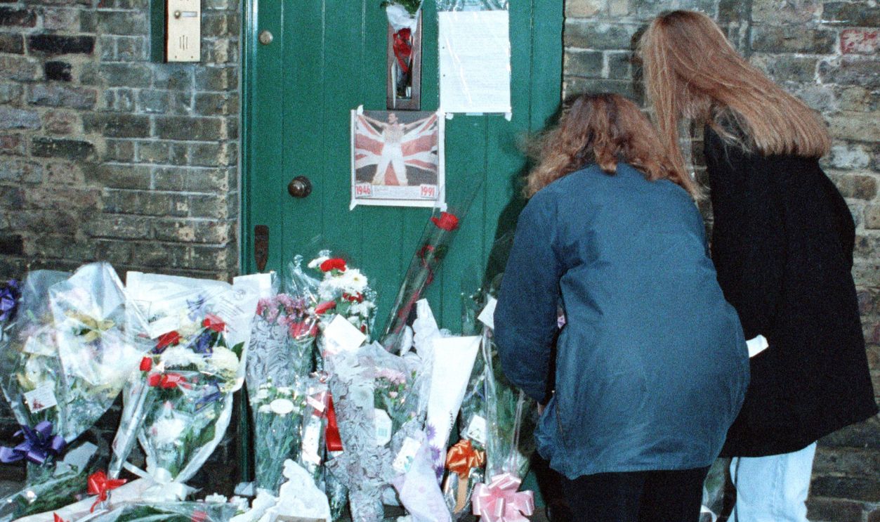 Gettyimages - 1001104078, Fans outside home of singer Freddie Mercury Fans gather outside the Kensington, West London, home of singer Freddie Mercury who died 24th November 1991. Freddie Mercury (5th September 1946 to 24th November 1991) was a singer, songwriter and lead singer of British rock band Queen. Picture taken 25th November 1991 .