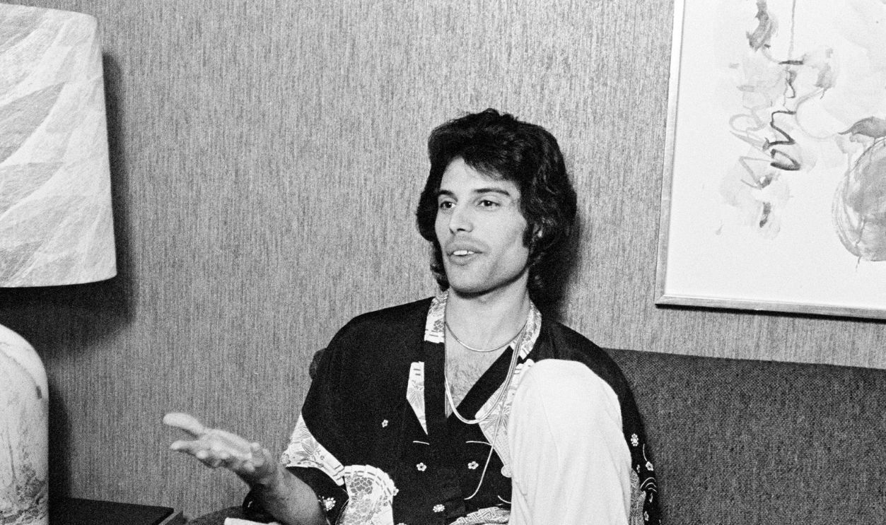 Gettyimages - 86099487, Photo of Freddie Mercury of QUEEN COPENHAGEN, DENMARK - 1st MAY: Freddie Mercury (1946-1991) from rock group Queen posed in Copenhagen, Denmark in May 1977.