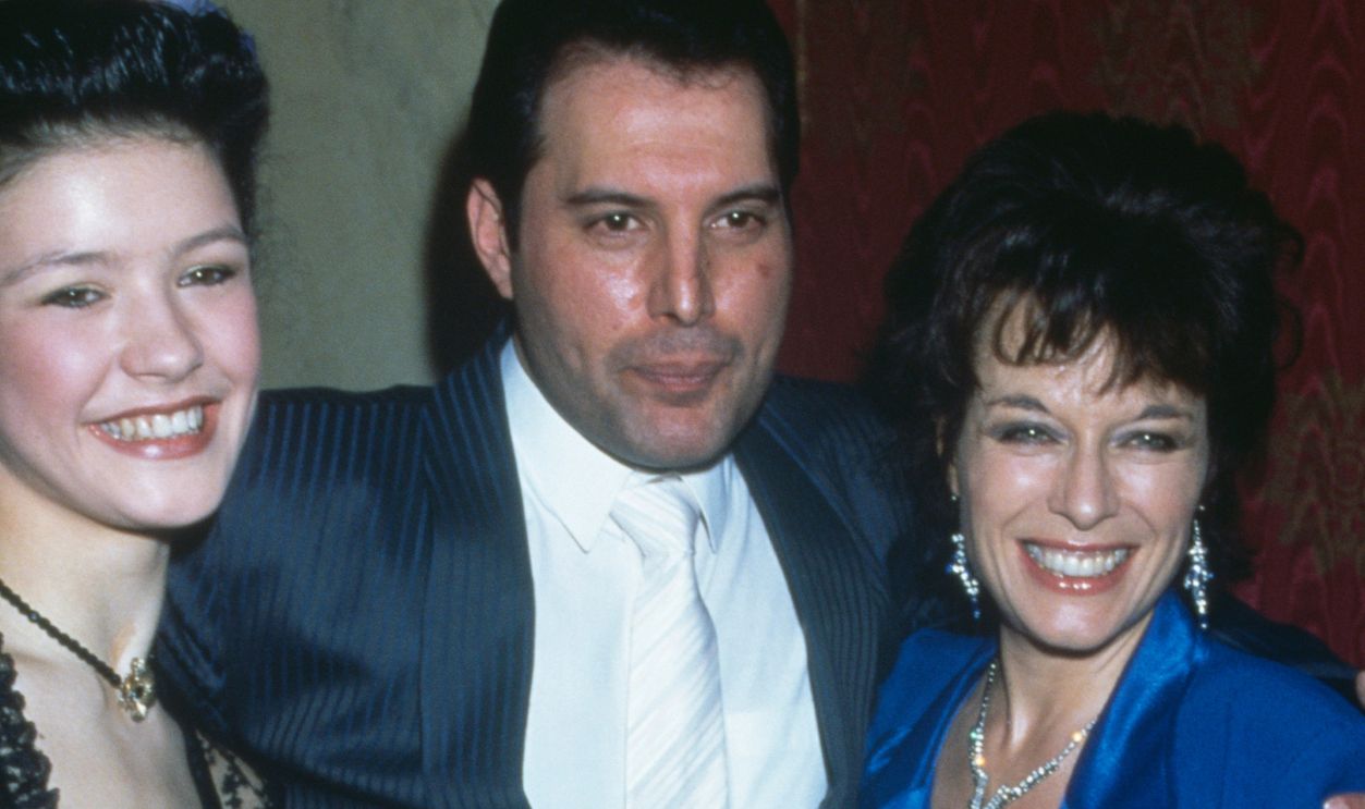 Gettyimages - 111509544, Freddie And Friends Singer Freddie Mercury (1946 - 1991) of Queen with actresses Catherine Zeta Jones and Jill Gascoine at a party for the new cast of the musical '42nd Street' in London, 7th April 1987.