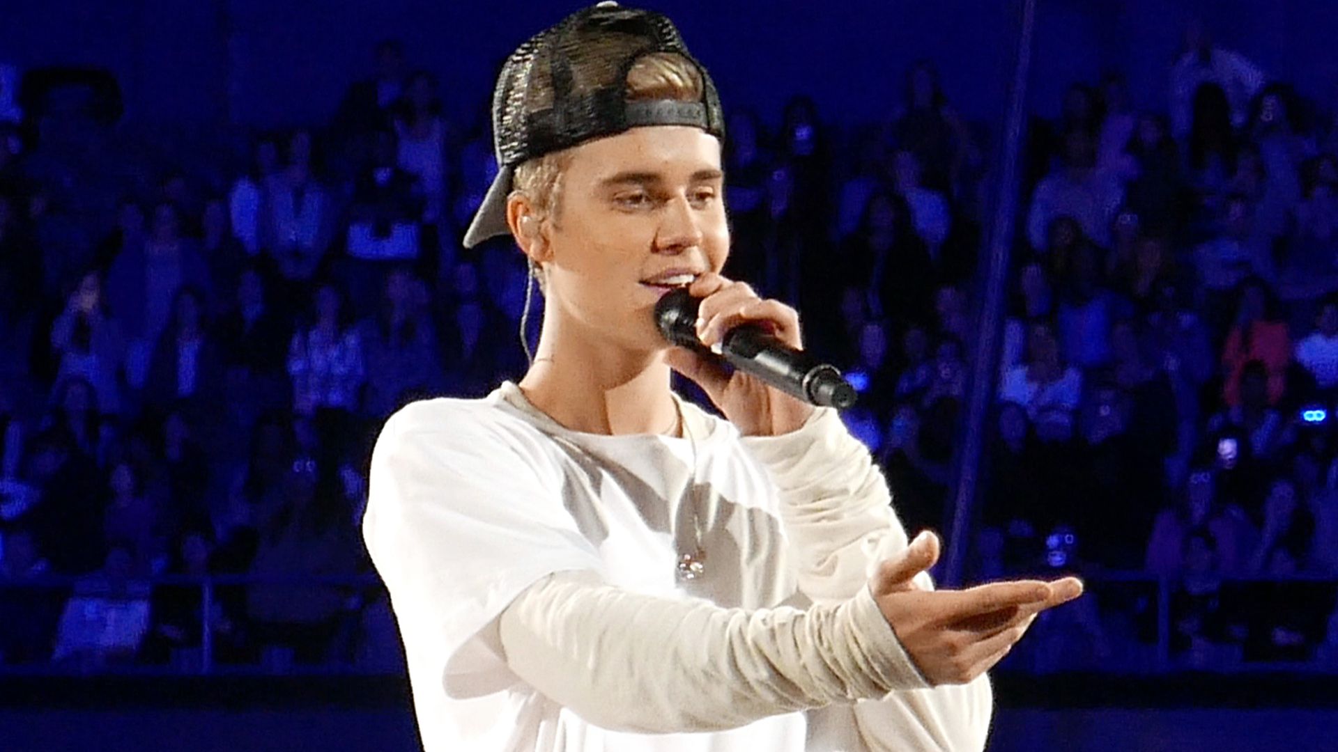 File:Justin Bieber and Scooter Braun in Rosemont, Illinois (2015).jpg