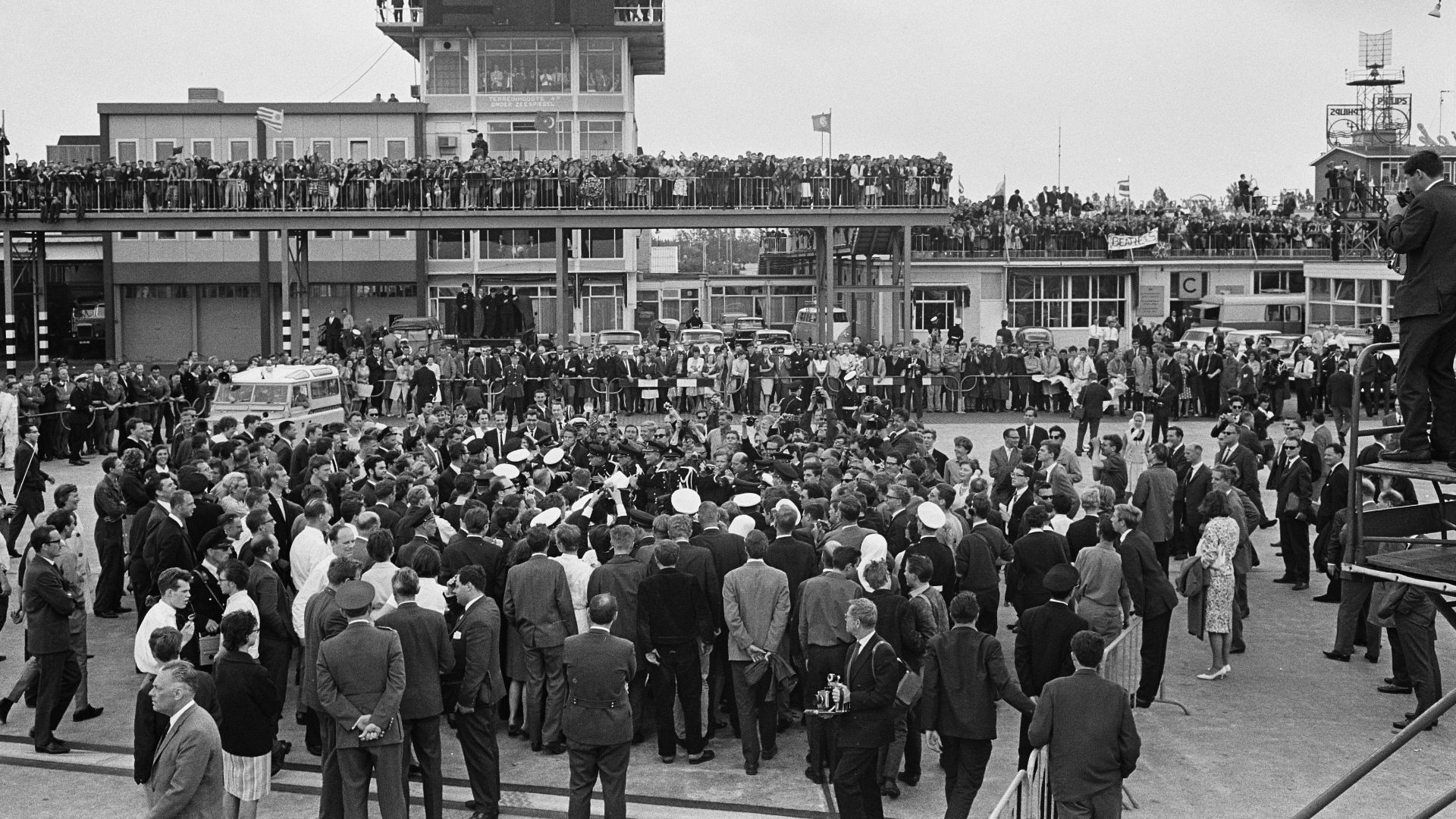 File:Aankomst Beatles op Schiphol, overzicht drukte op Schiphol, Bestanddeelnr 916-5134.jpg