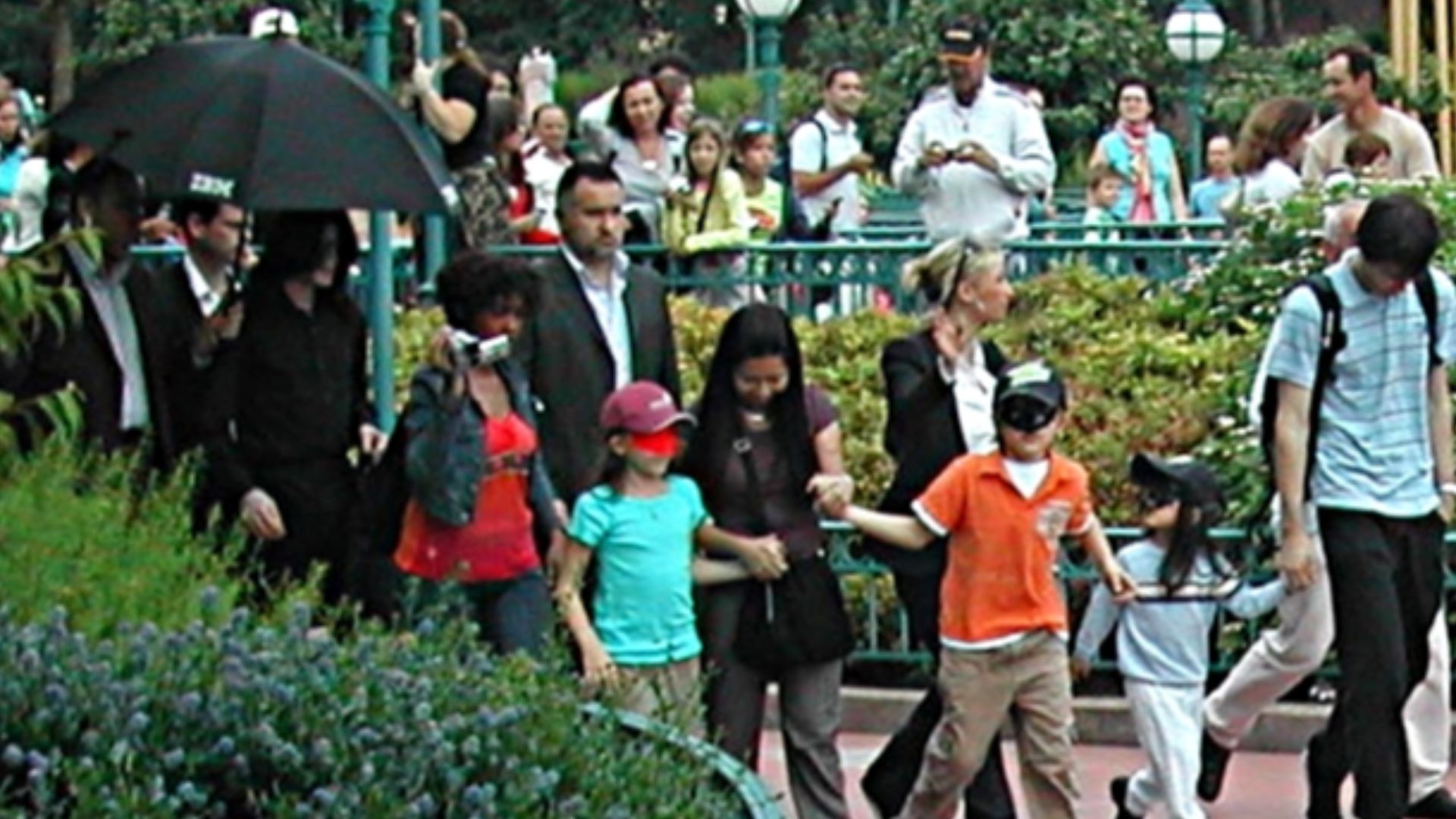 File:Michael Jackson and his children in Disneyland Paris (3720831634).jpg