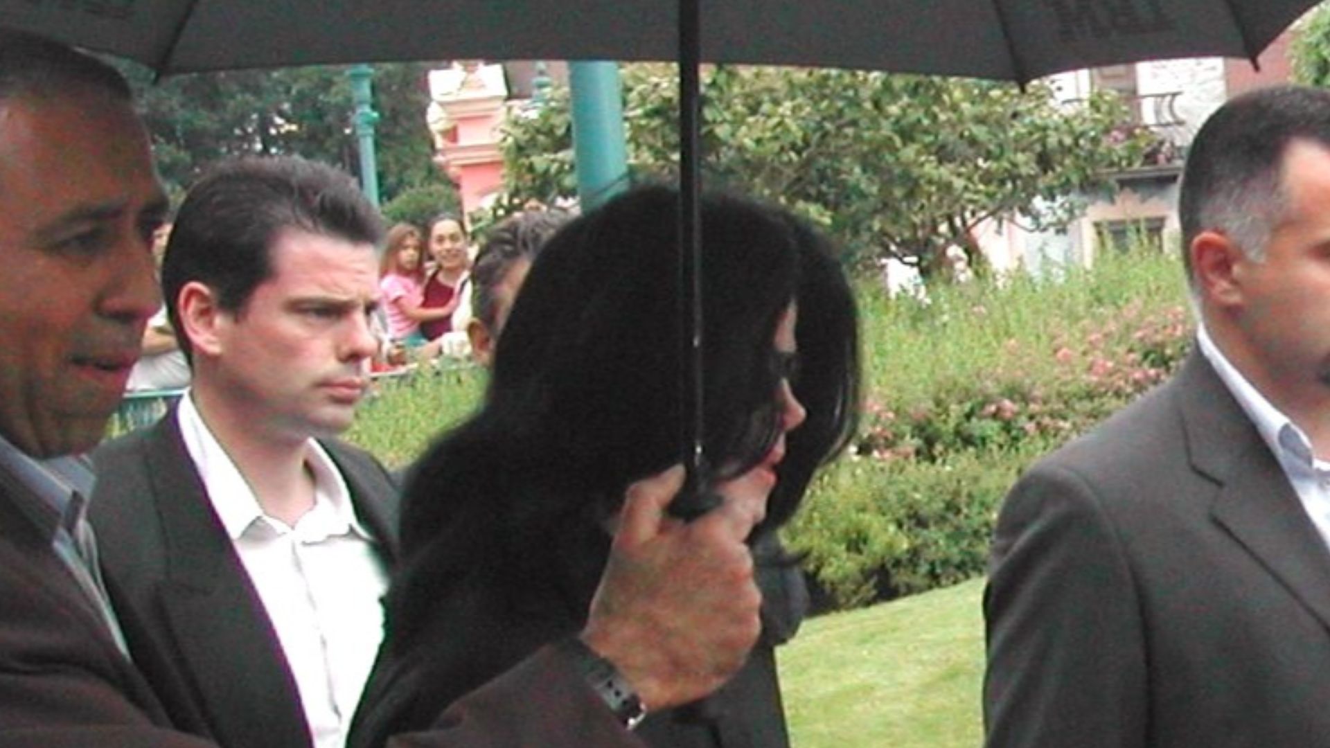 File:Michael Jackson and son Blanket (169436395).jpg