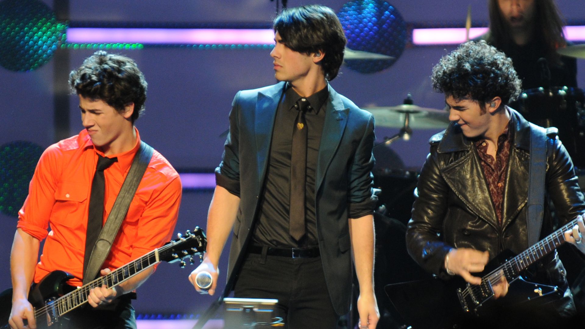 File:The Jonas Brothers perform at the Kids' Inaugural cropped.jpg