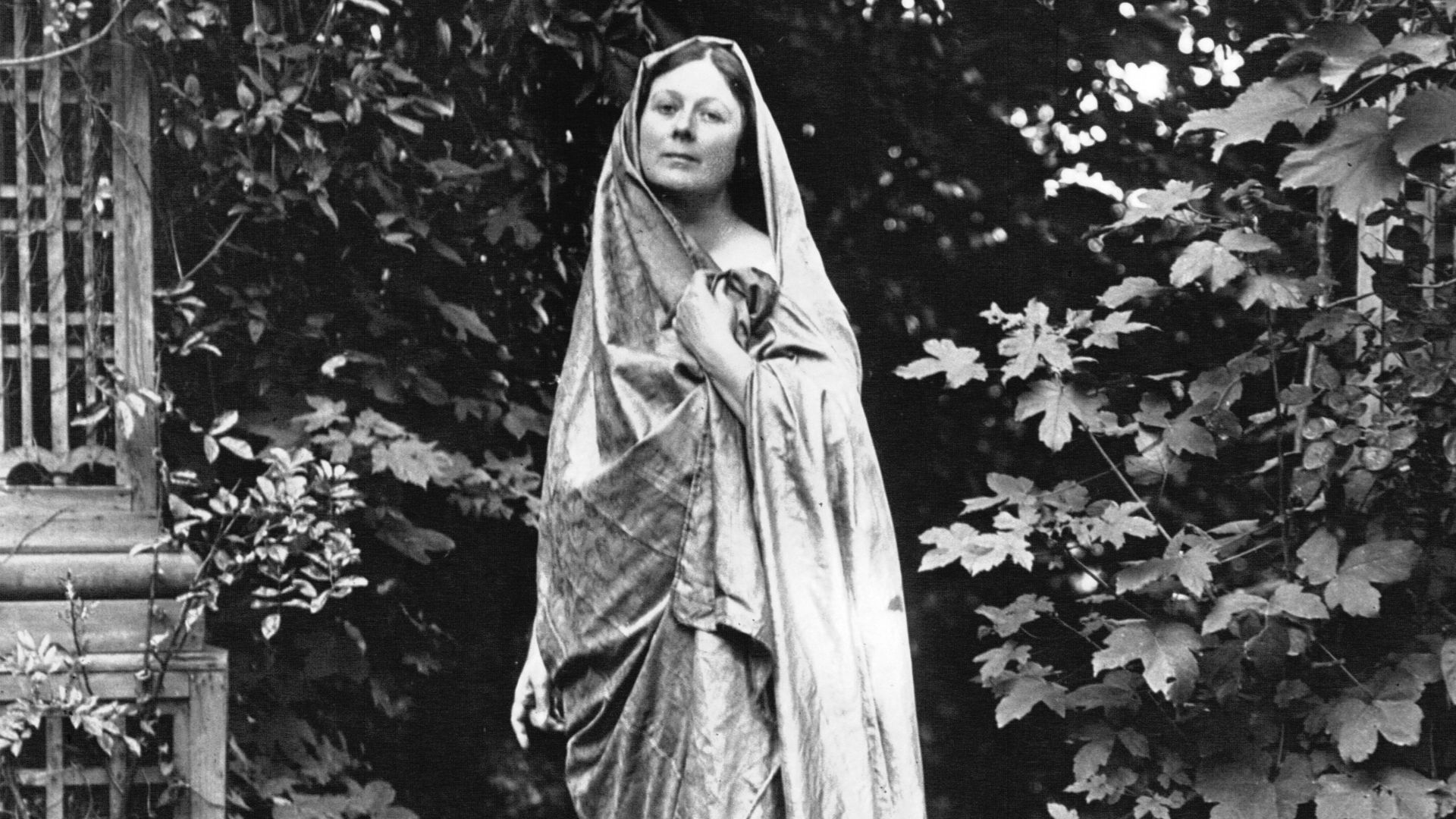 File:Isadora Duncan dans son pavillon de Bellevue - btv1b90327072.jpg