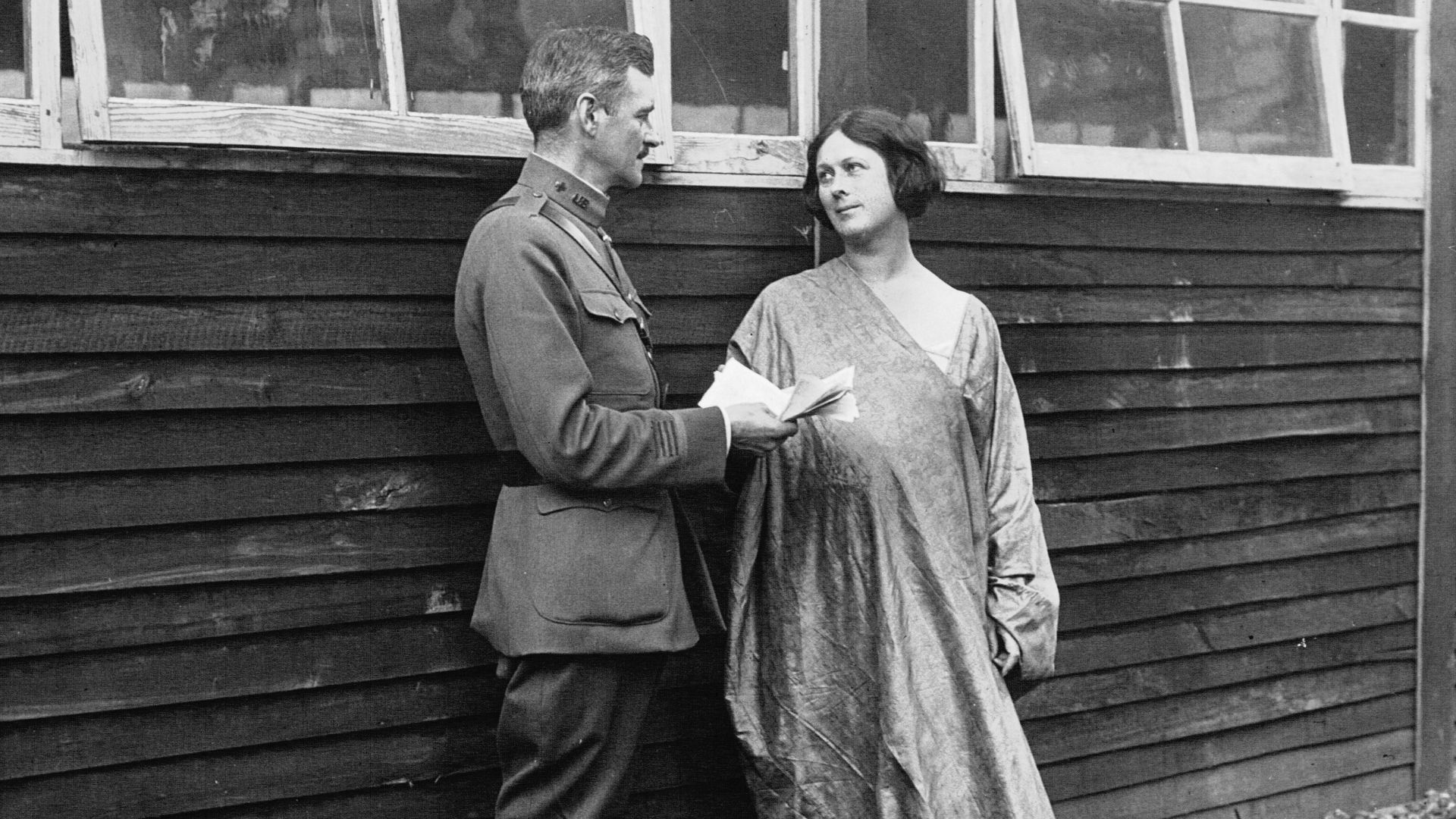 File:Isadora Duncan avec le major Smith de la Croix Rouge américaine - btv1b9032625n.jpg