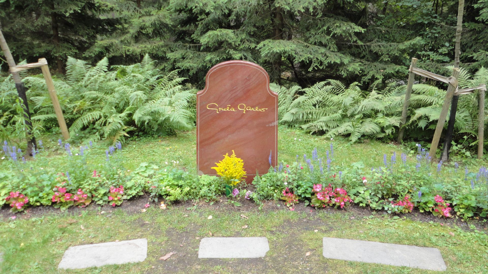 File:Могила Греты Гарбо на кладбище Скугсчюркугорден, Стокгольм.jpg