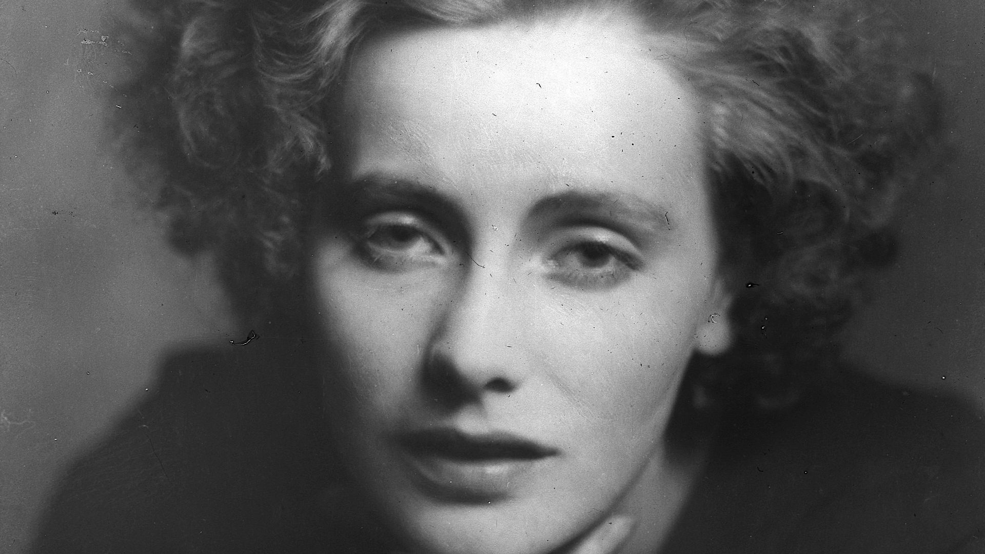 File:Portrait photograph of Greta Garbo, 1925.jpg