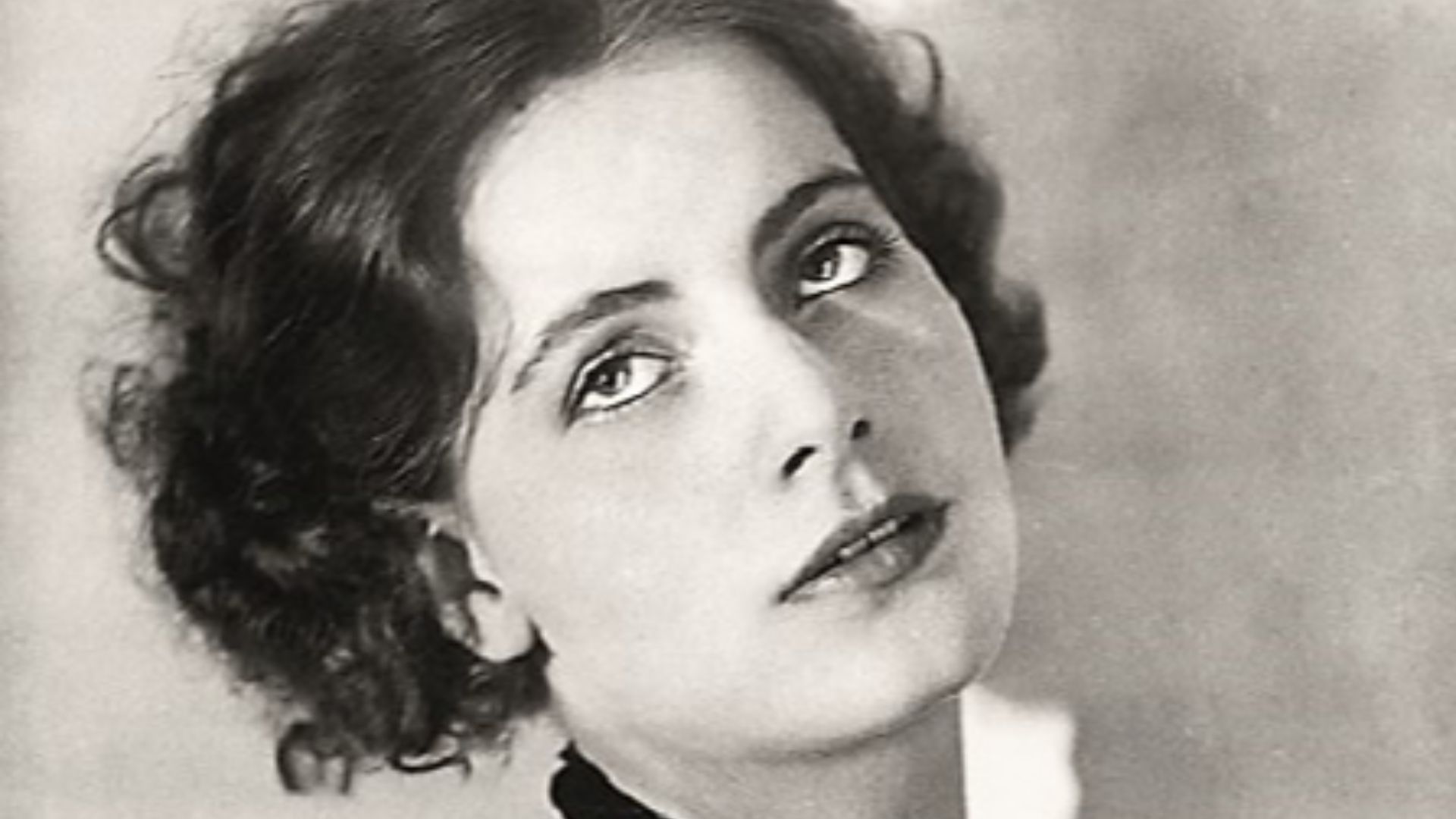 File:Garbo Ball 1925.jpg