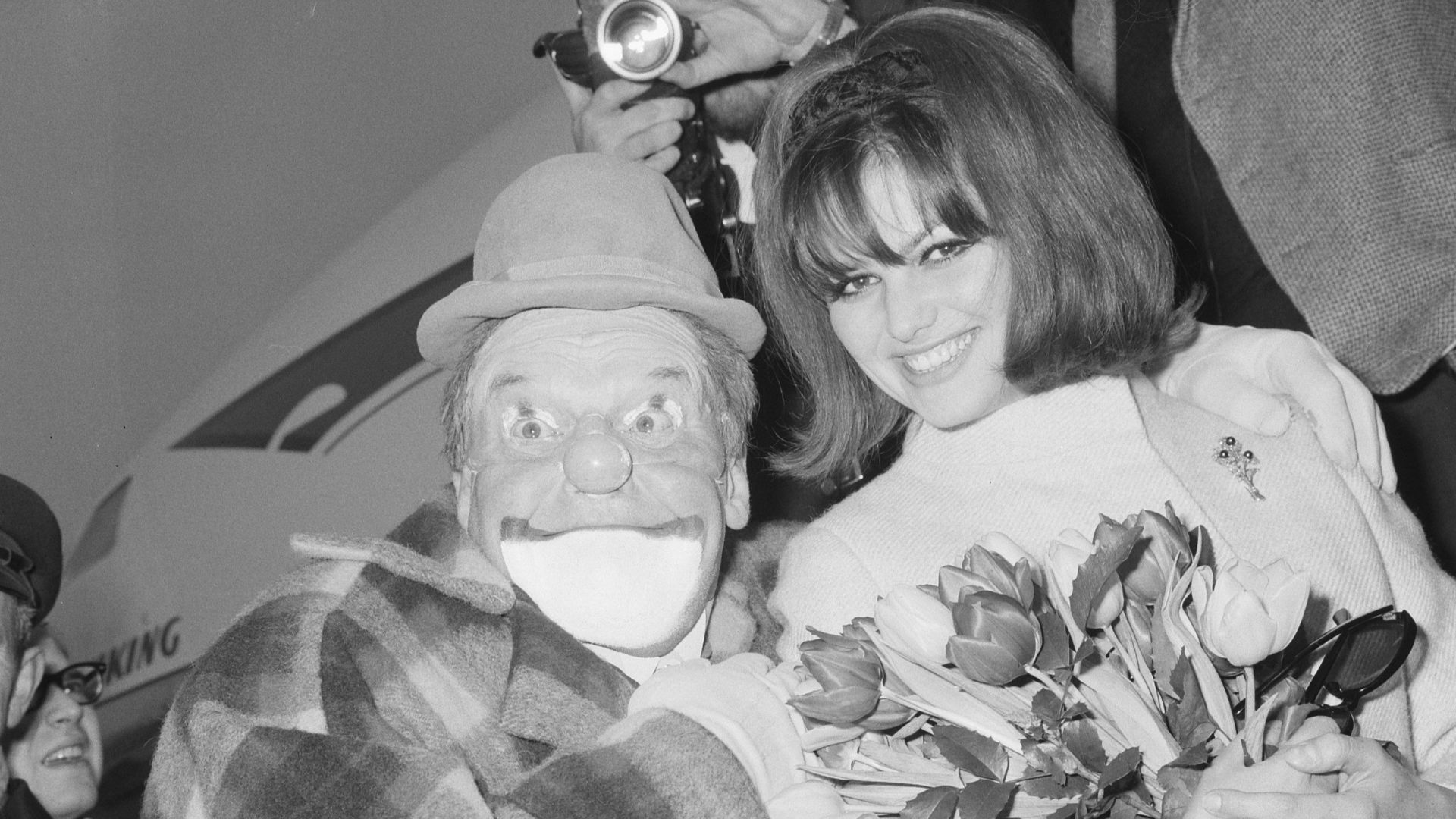 Collectie / Archief : Fotocollectie Anefo
Reportage / Serie : [ onbekend ]
Beschrijving : Claudia Cardinale op Schiphol met de clown Fantasio
Datum : 16 december 1964
Locatie : Noord-Holland, Schiphol
Trefwoorden : actrices, clowns, filmsterren, vliegveld