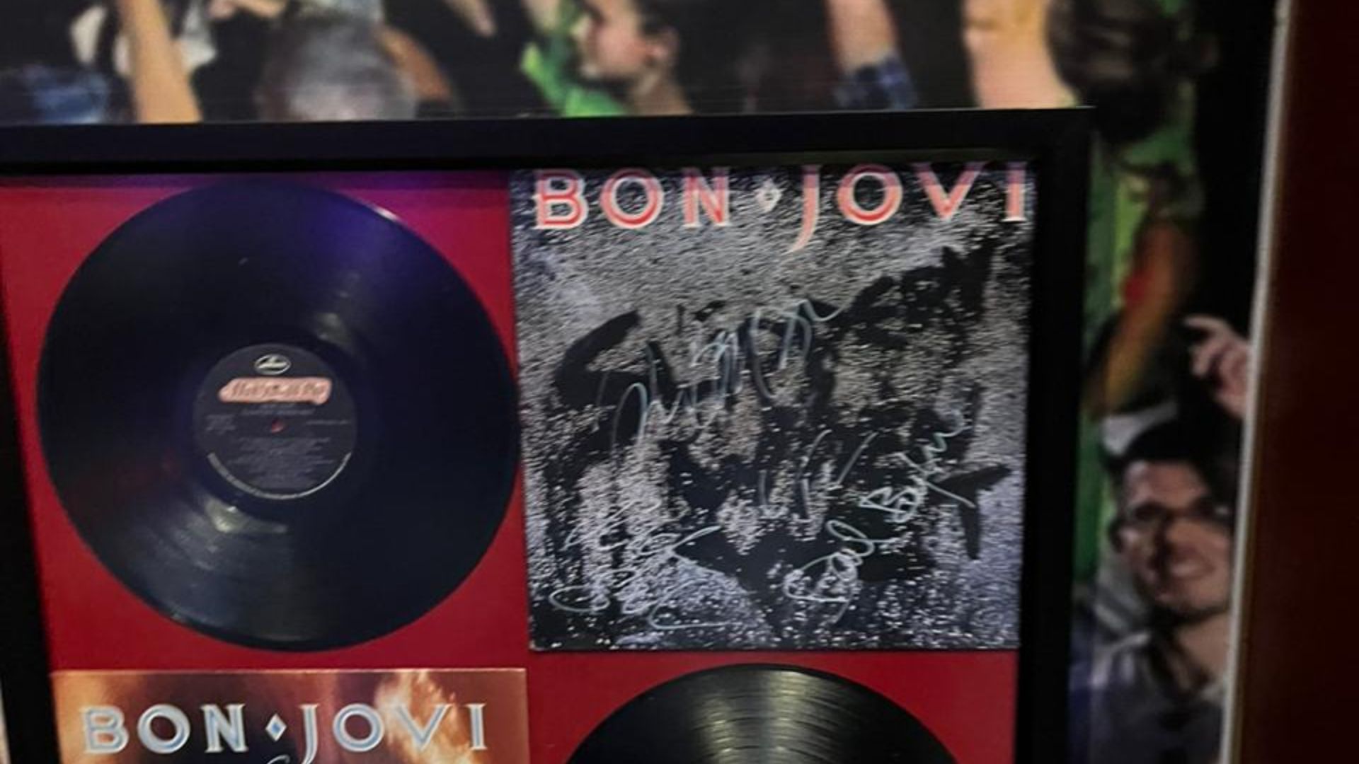 Bingkai memorabilia resmi bertanda tangan yang menampilkan album Slippery When Wet (1986) dan New Jersey (1988). Koleksi ini dibuat sebagai bentuk penghormatan karena album tersebut yang menghasilkan sejumlah lagu hit.