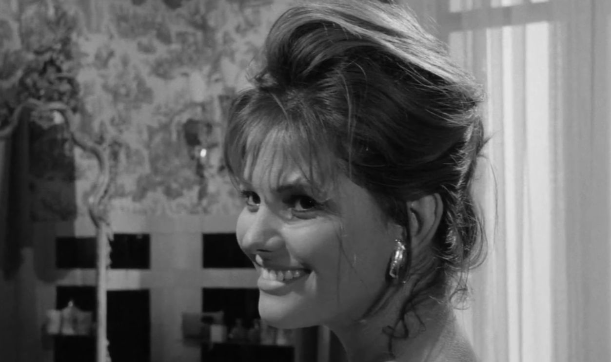 Screenshot from Girl With a Suitcase (1961)