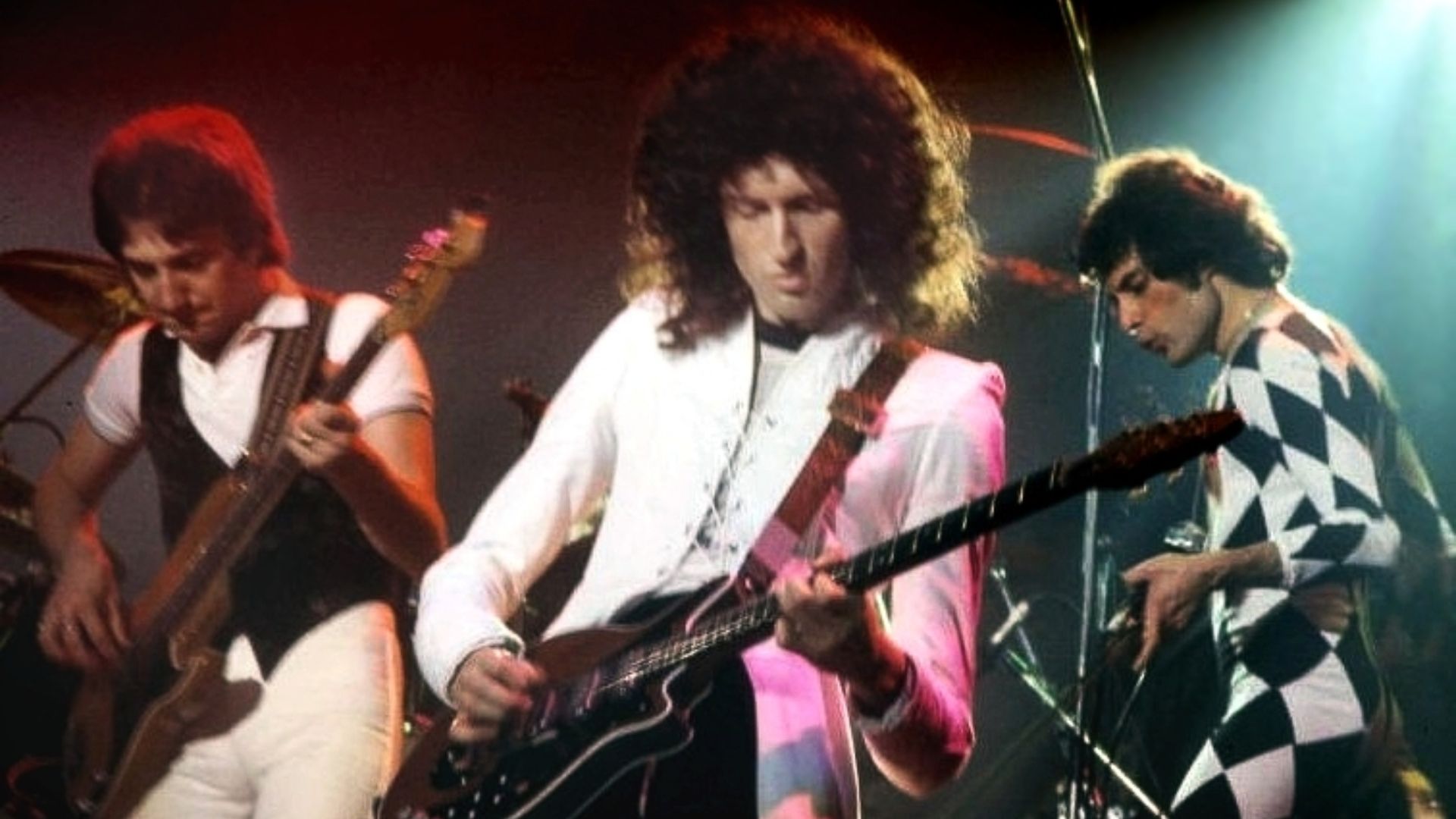 Queen performing in New Haven, CT.