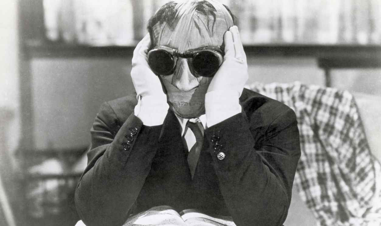 Getty Images - 514896806 - 1933- Claude Rains stars in the H.G. Wells classic thriller, The Invisible Man.