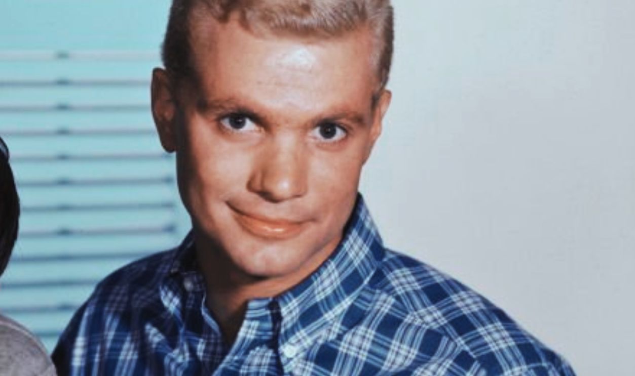 American actors Bob Denver (1935 - 2005) and Dwayne Hickman (right) star in the CBS TV series 'The Many Loves of Dobie Gillis', circa 1961. 