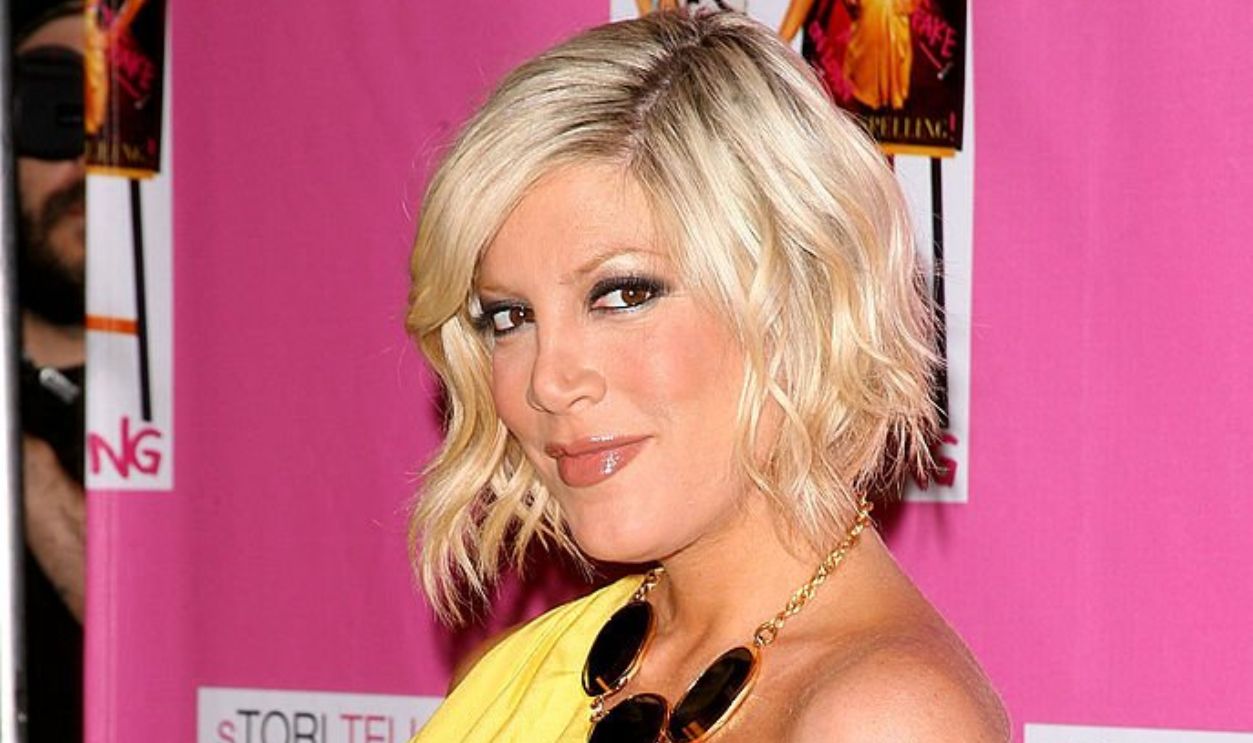 WEST HOLLYWOOD, CA - MARCH 18: Actress Tori Spelling arrives at the