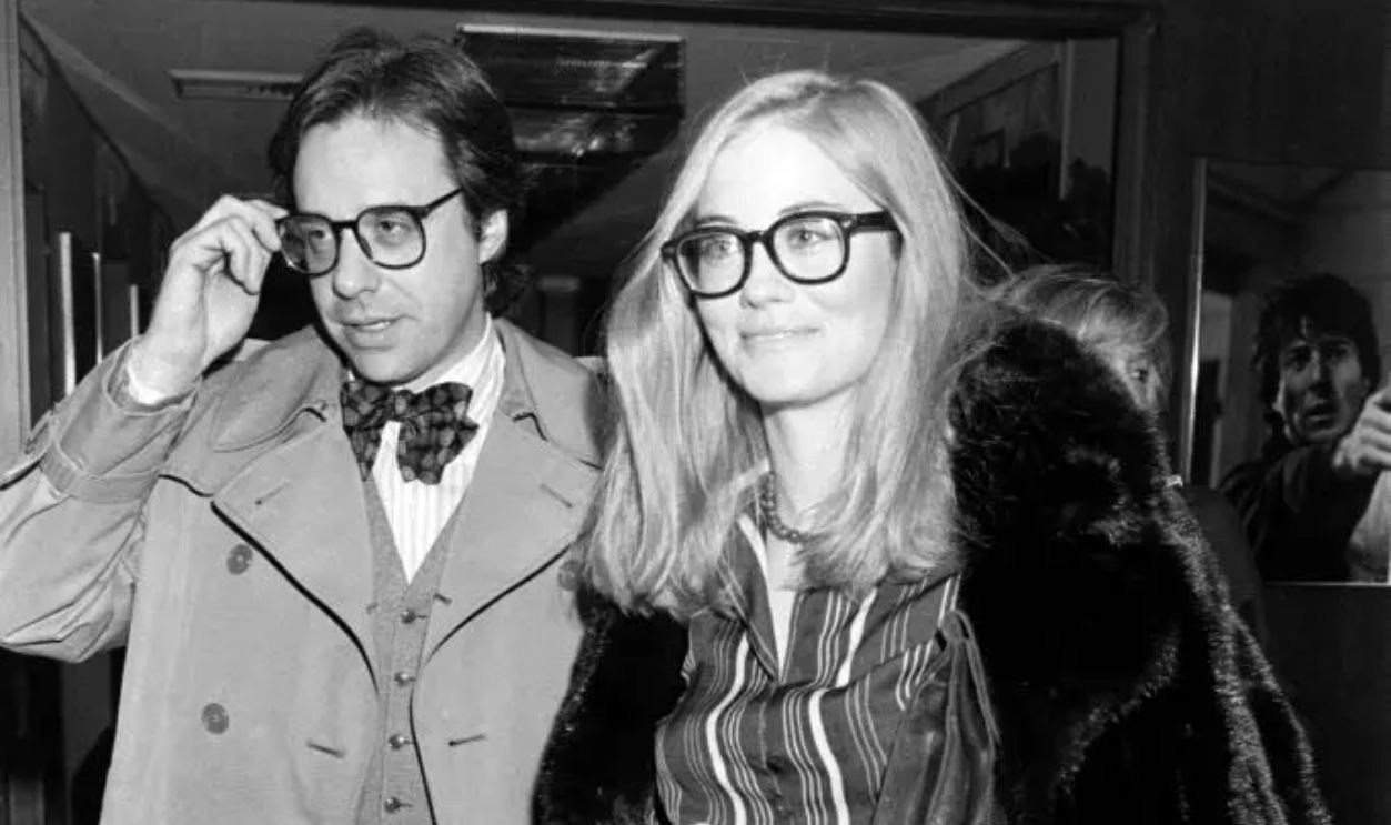 Peter Bogdanovich (L) and Cybill Shepherd attend a screening in New York City on December 13, 1976.