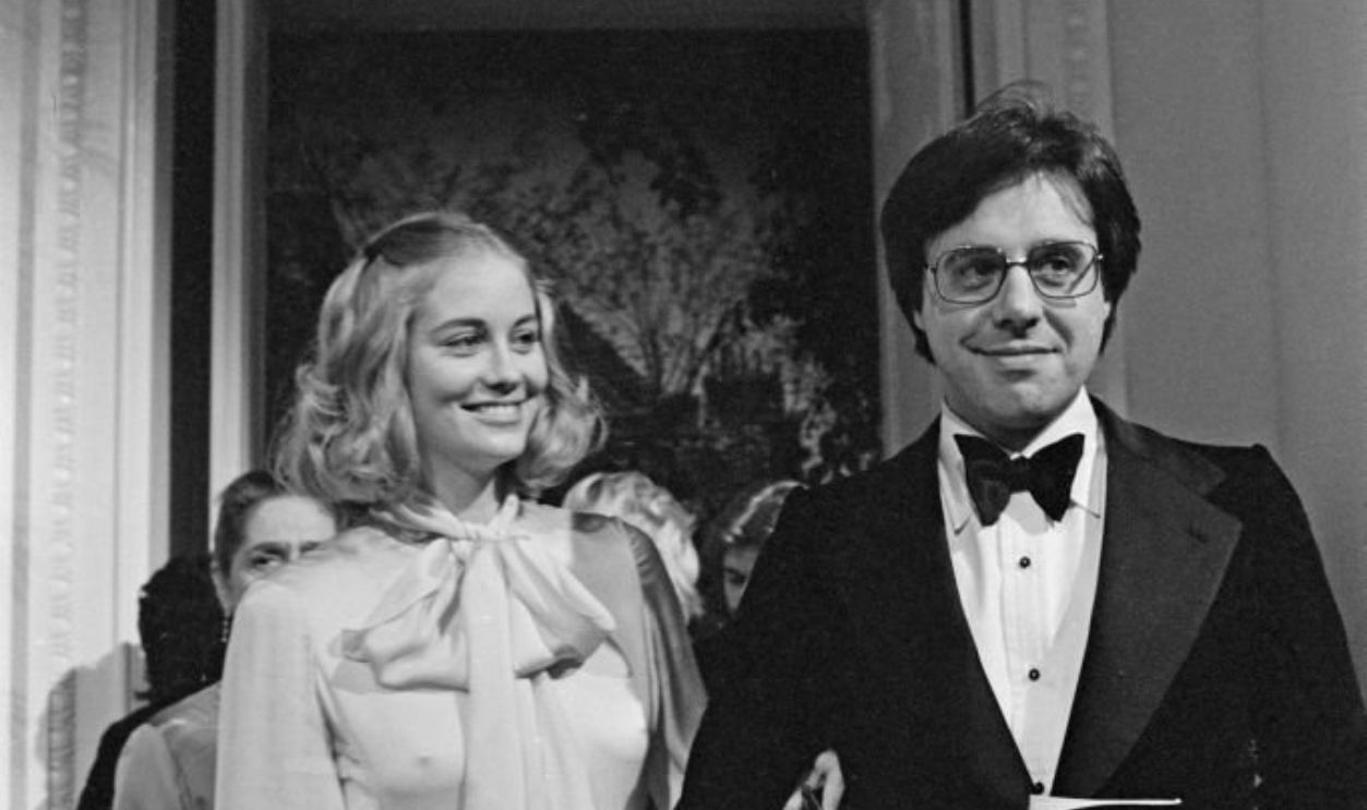 L'actrice Cybill Shepherd et le réalisateur Peter Bogdanovich à la première du film « Love Last Love », le 1 mars 1974, Los Angeles, Etats-Unis.