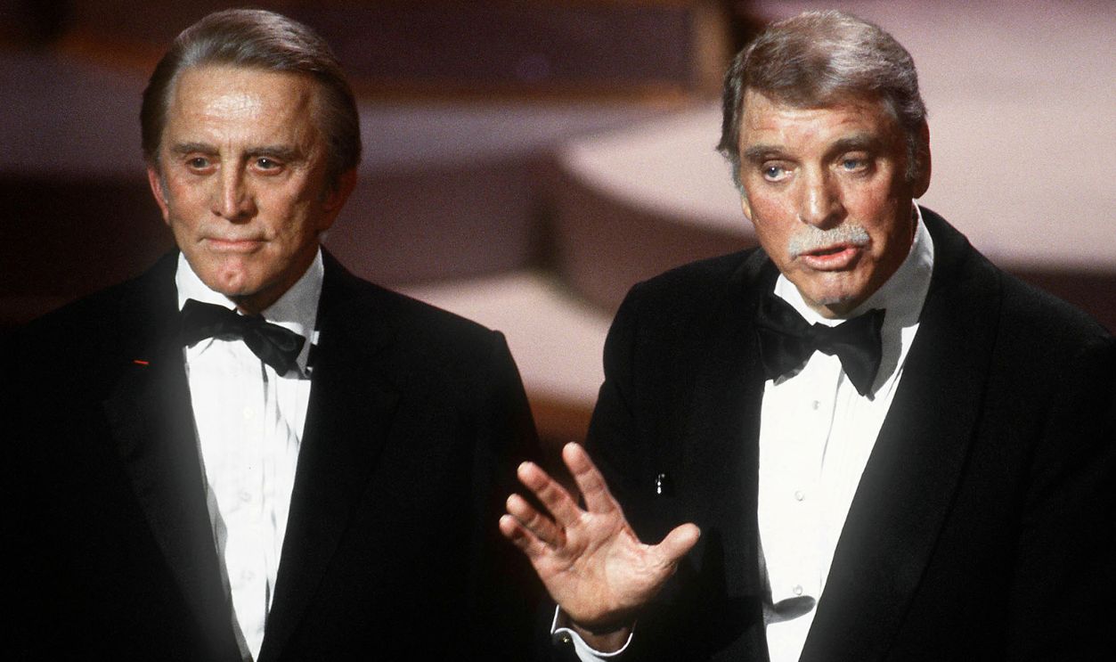 HOLLYWOOD, CA - MARCH 25: US veteran actors Kirk Douglas (L) and Burt Lancaster address the guests 25 March 1985 in Hollywood at the 57th Annual Academy Awards. 